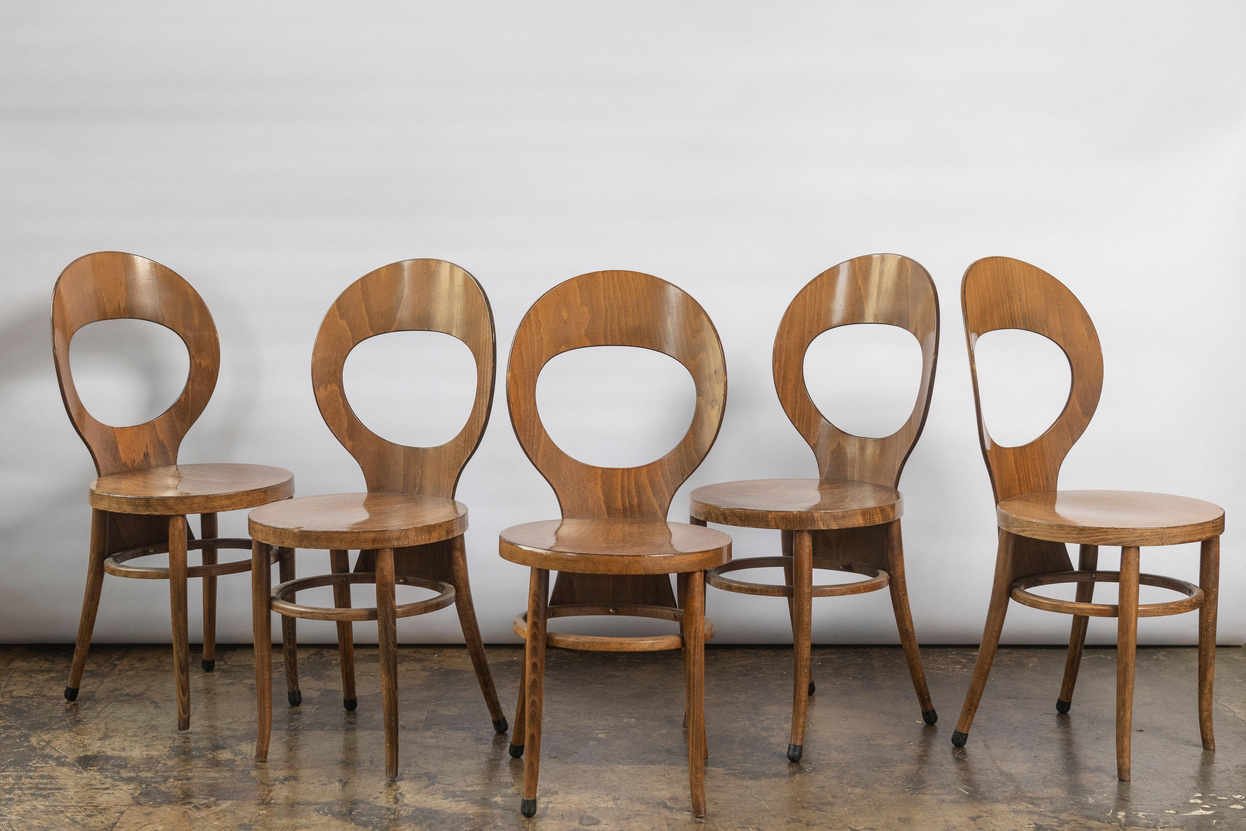 Six chaises de salle à manger françaises Baumann en hêtre cintré Moutte, vendues par paire Bon état à San Francisco, CA