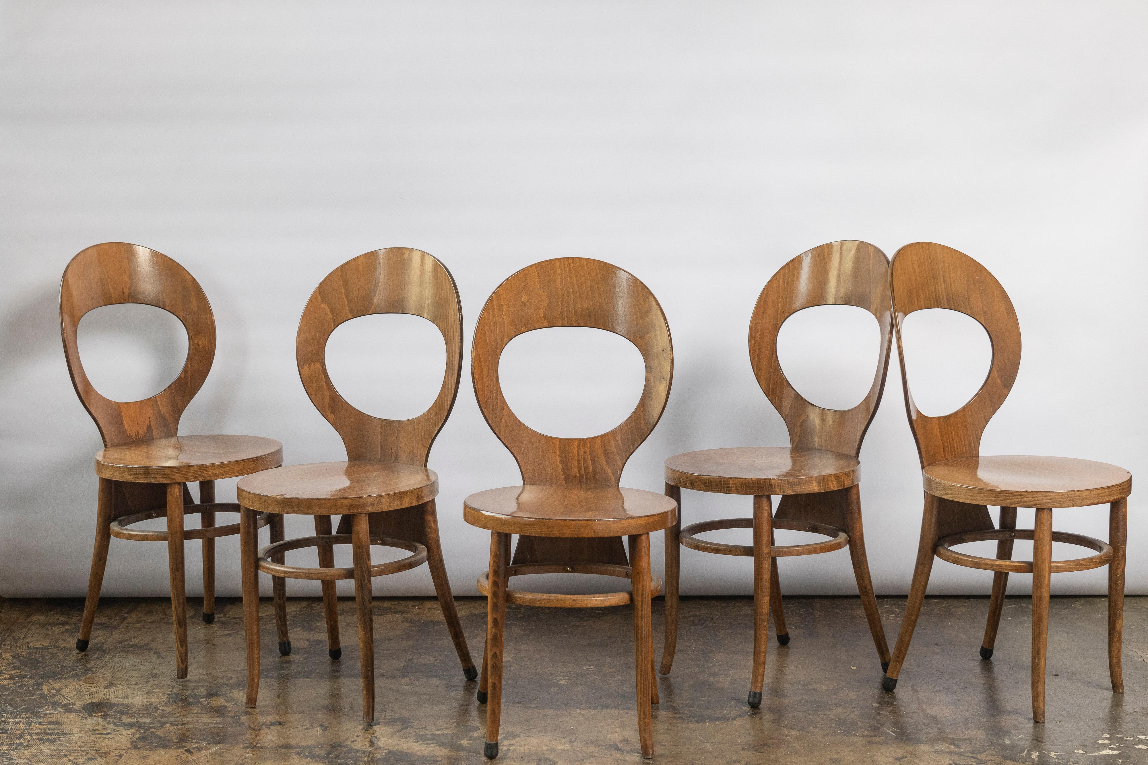 20ième siècle Six chaises de salle à manger françaises Baumann en hêtre cintré Moutte, vendues par paire