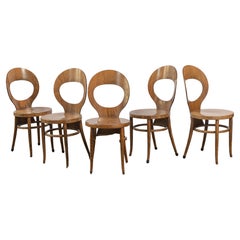 Six chaises de salle à manger françaises Baumann en hêtre cintré Moutte, vendues par paire