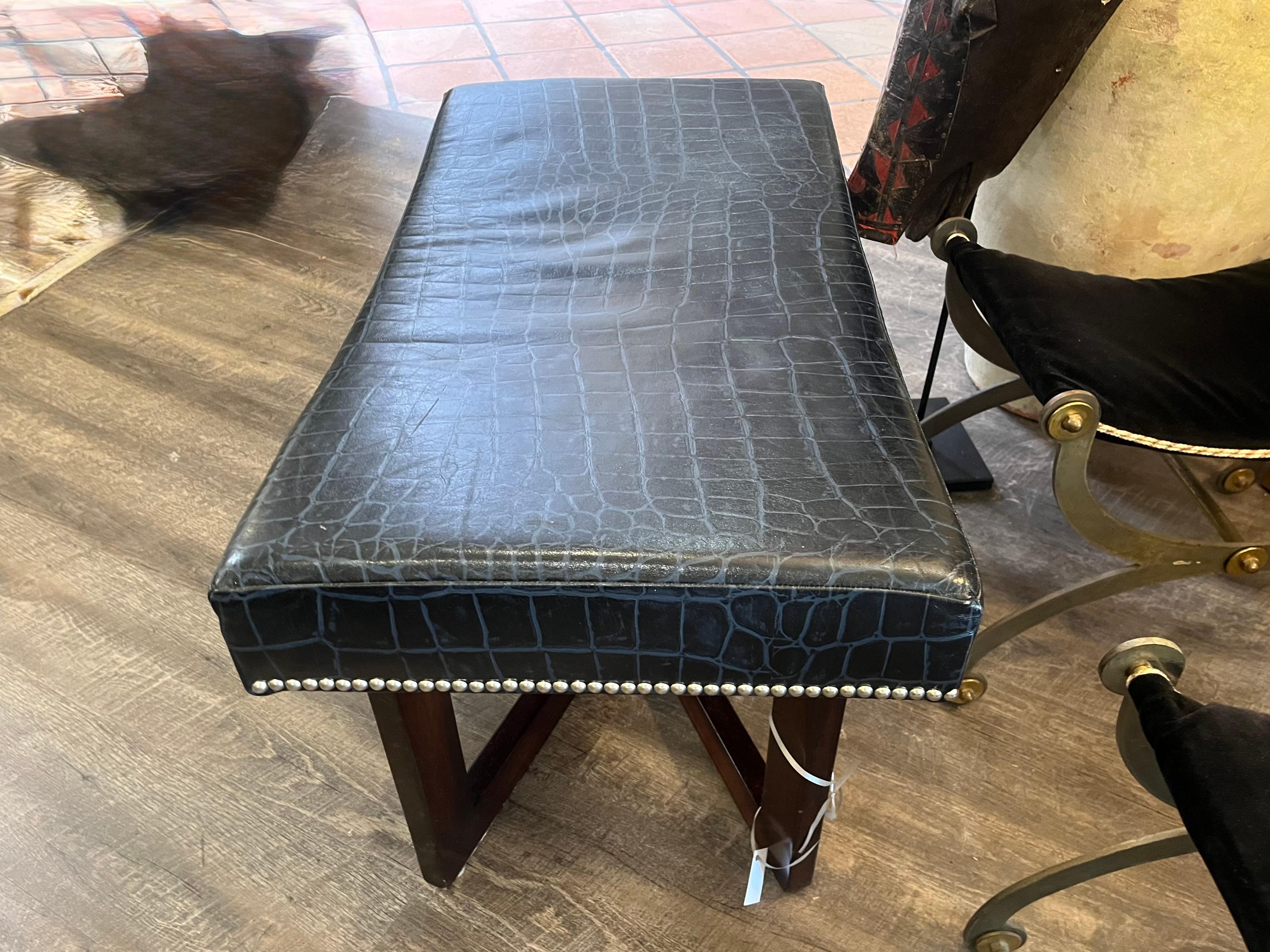 Una bella panca su misura in mogano rivestita in finta pelle di alligatore blu navy, con smagliature a croce e rifiniture con chiodi d'argento. Perfetto per la fine del letto o per le sedute a scomparsa.