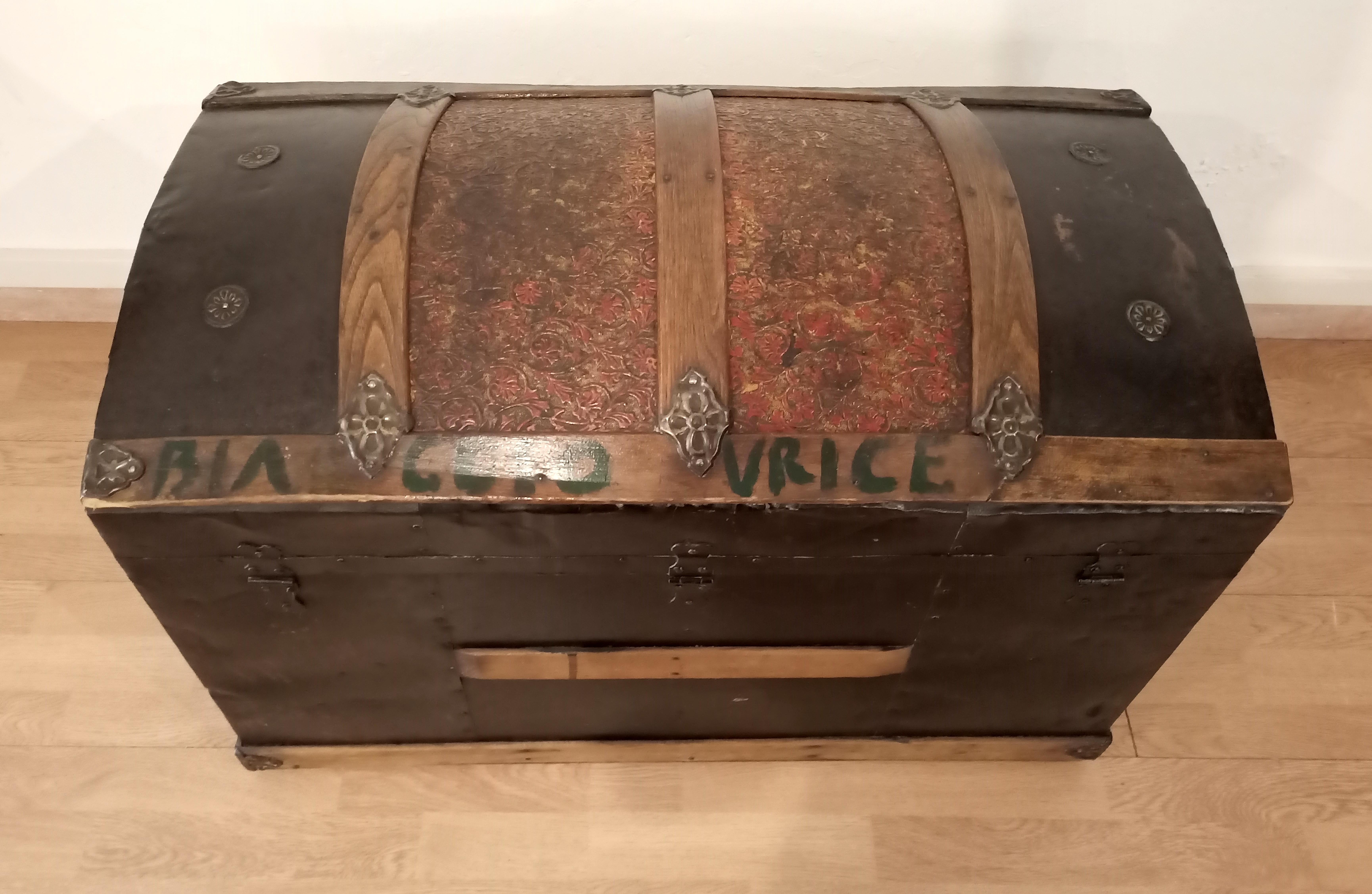 Twentieth century emigrant trunk For Sale 2