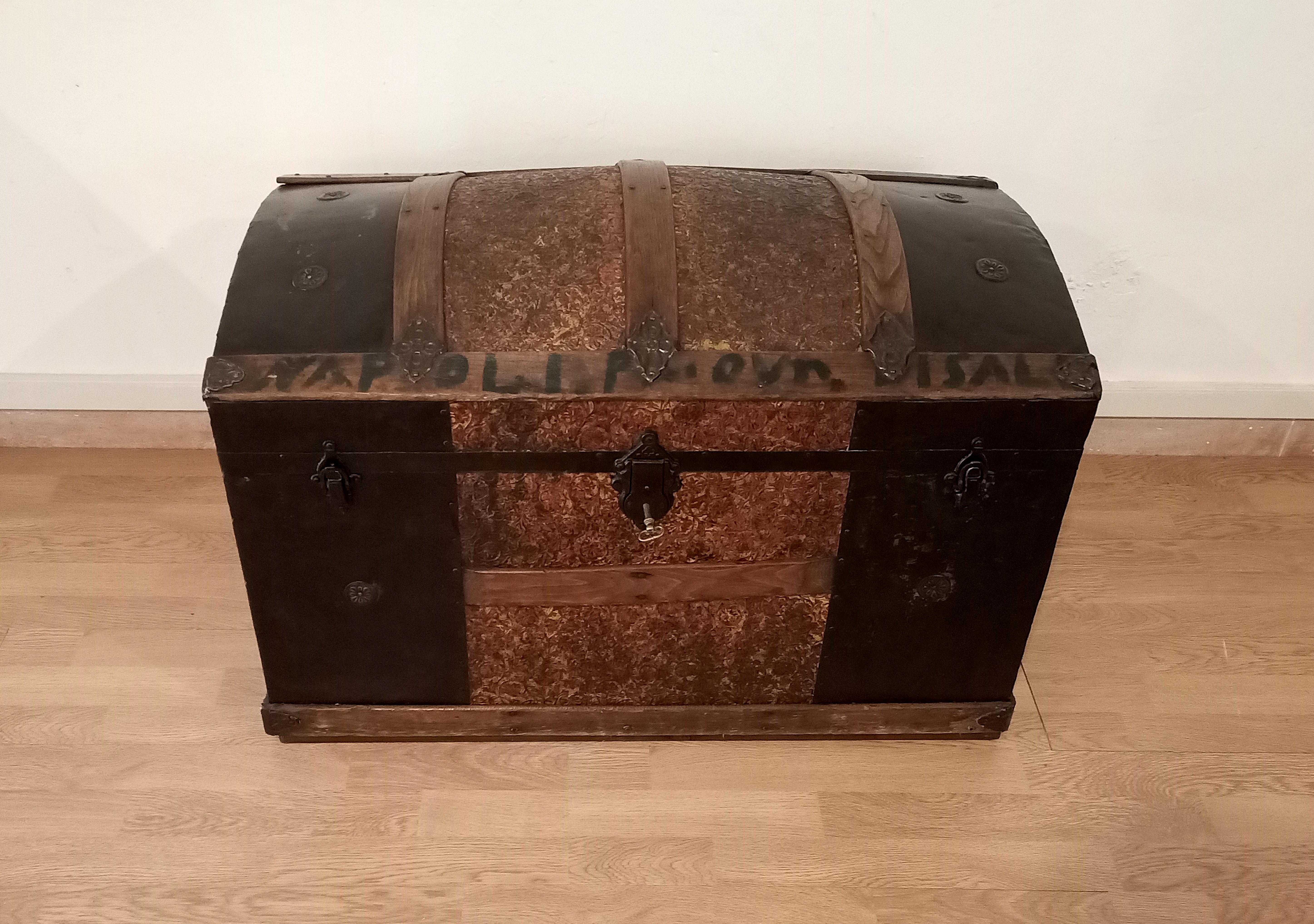 Twentieth century emigrant trunk For Sale 4