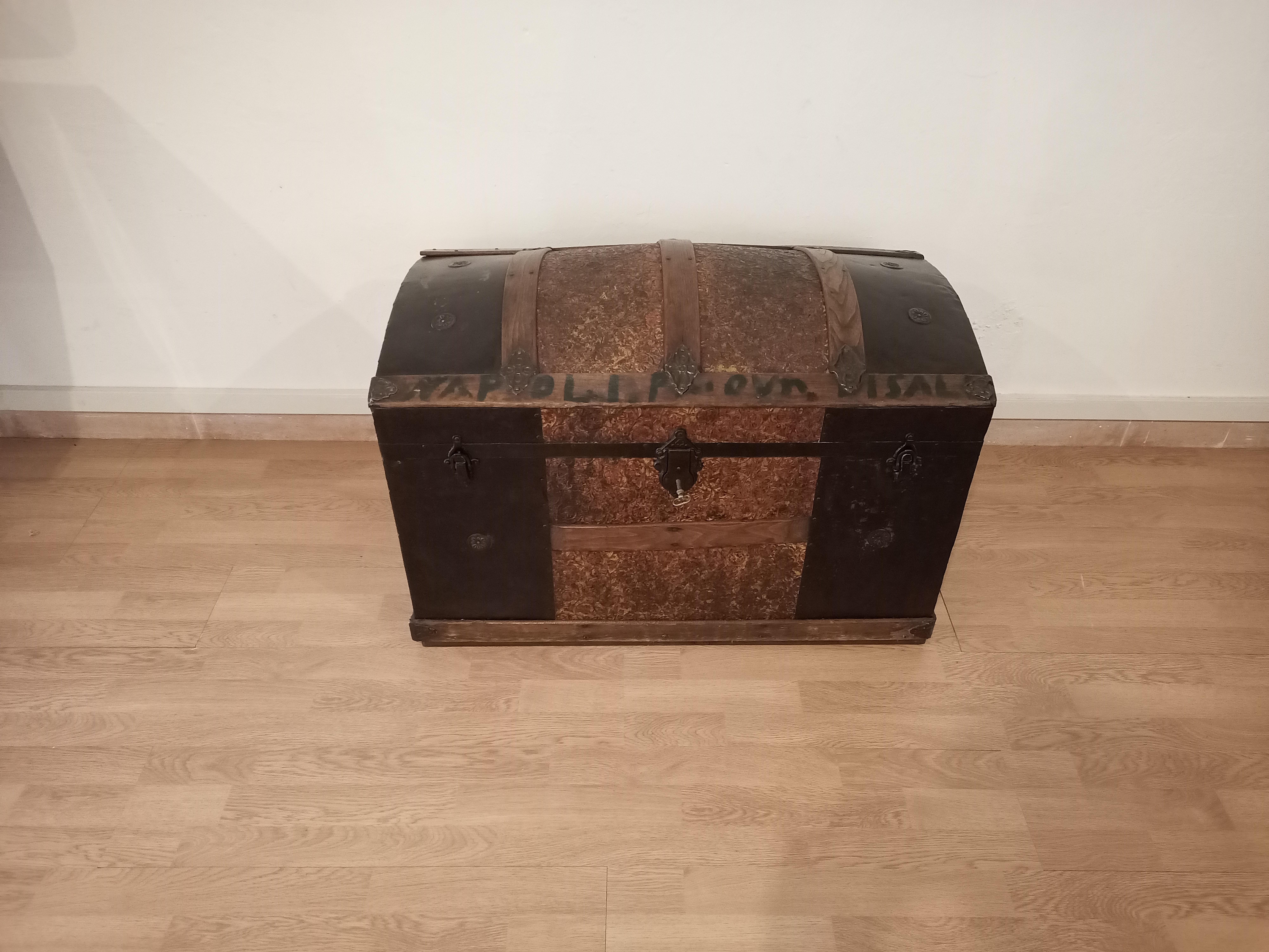 Twentieth century emigrant trunk For Sale 5