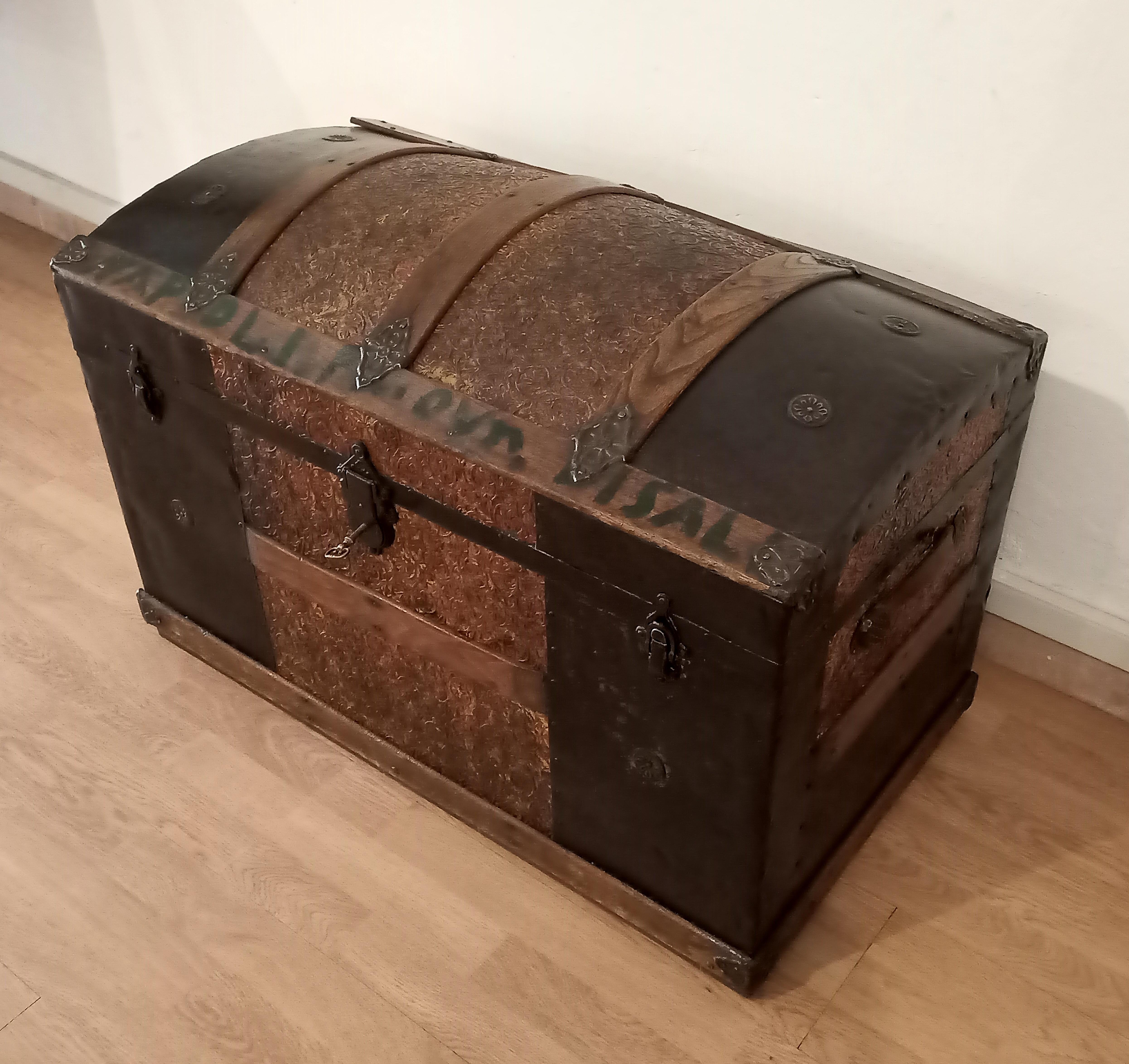 Twentieth century emigrant trunk

Subject: Travel trunk
Period: around 1910
Style: treasure chest
Provenance: Unknown
Description:

Twentieth century emigrant trunk

Very pleasant aesthetically pleasing wooden and iron chest. Made of poplar wood for