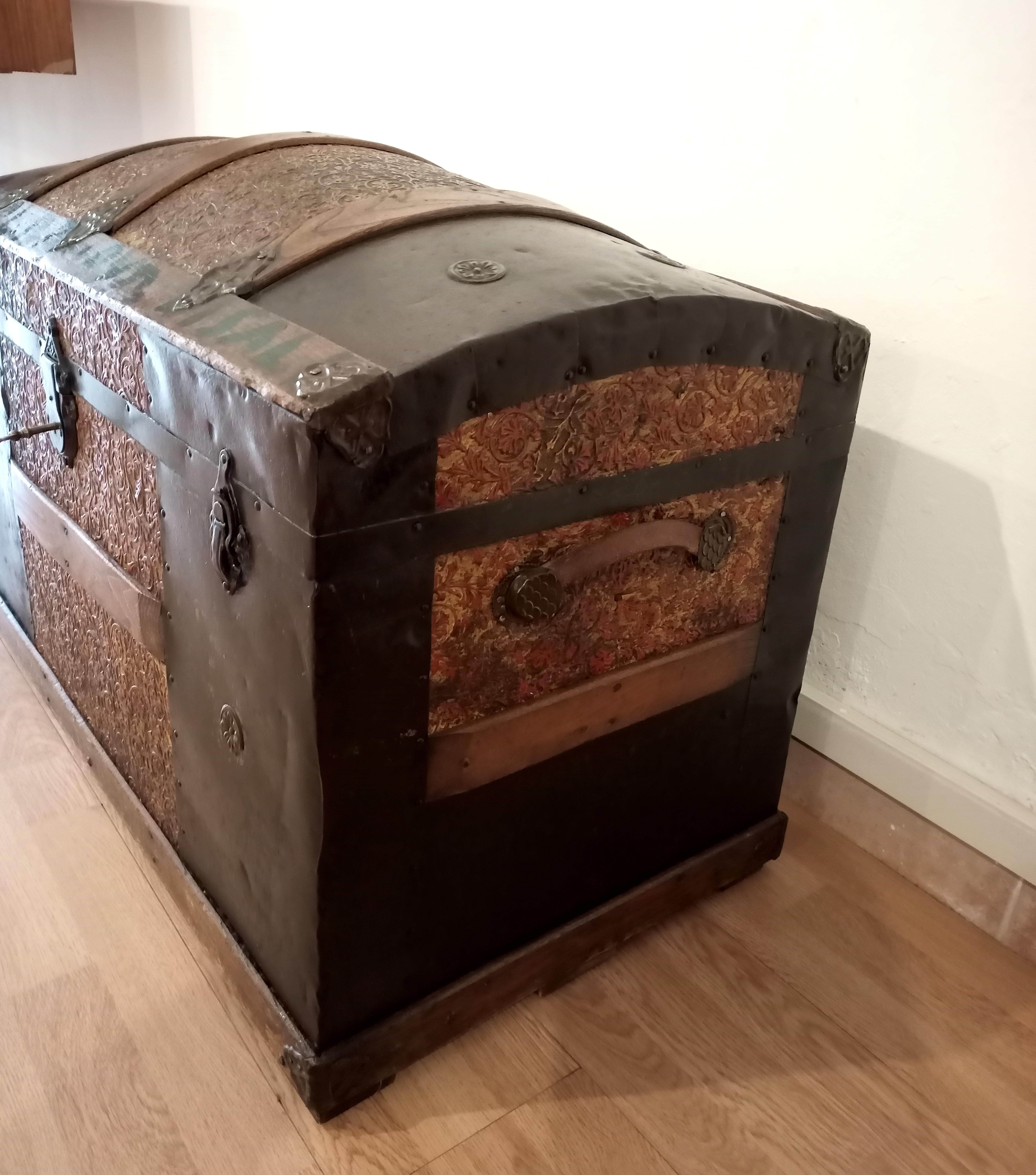 Italian Twentieth century emigrant trunk For Sale