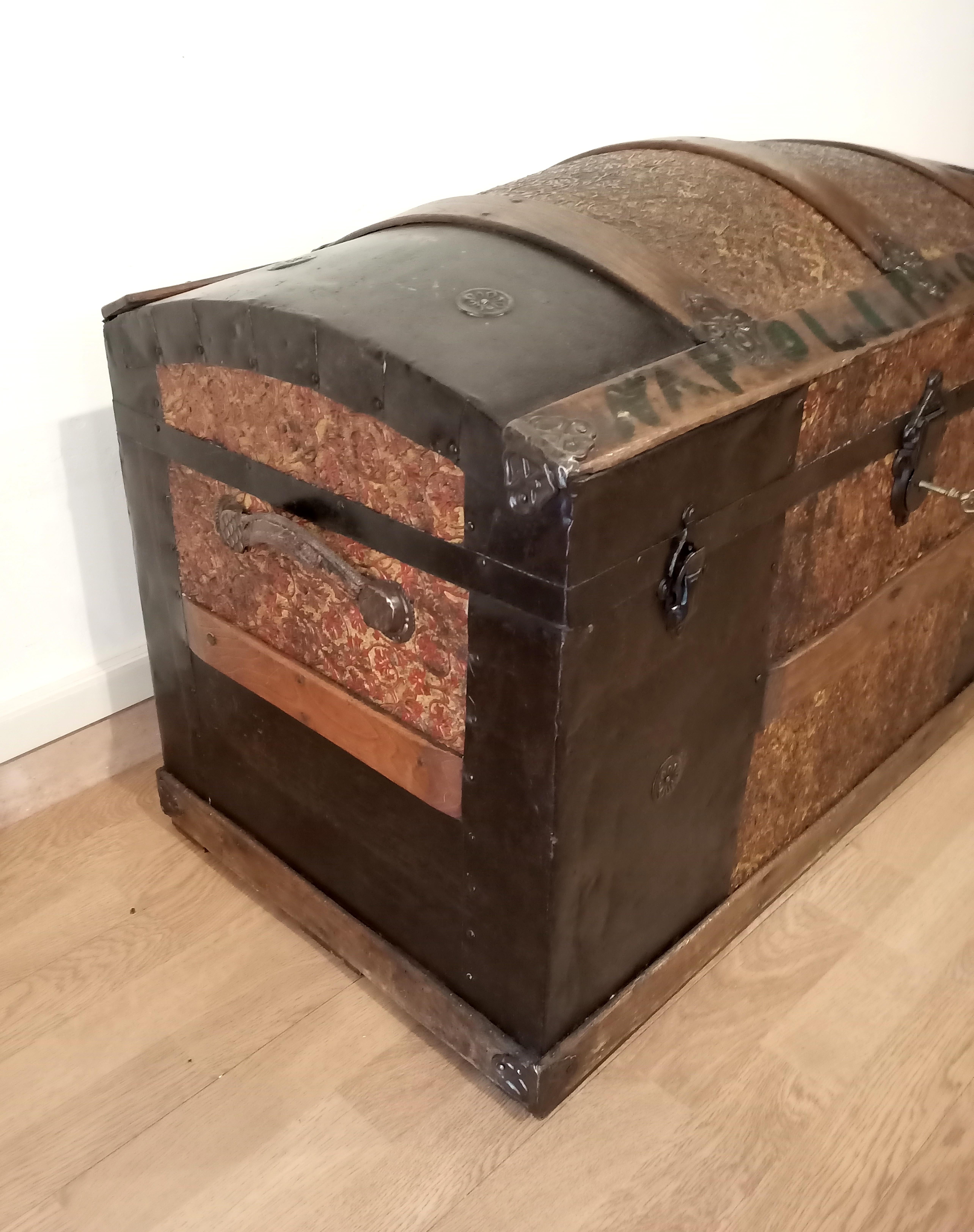 Appliqué Twentieth century emigrant trunk For Sale