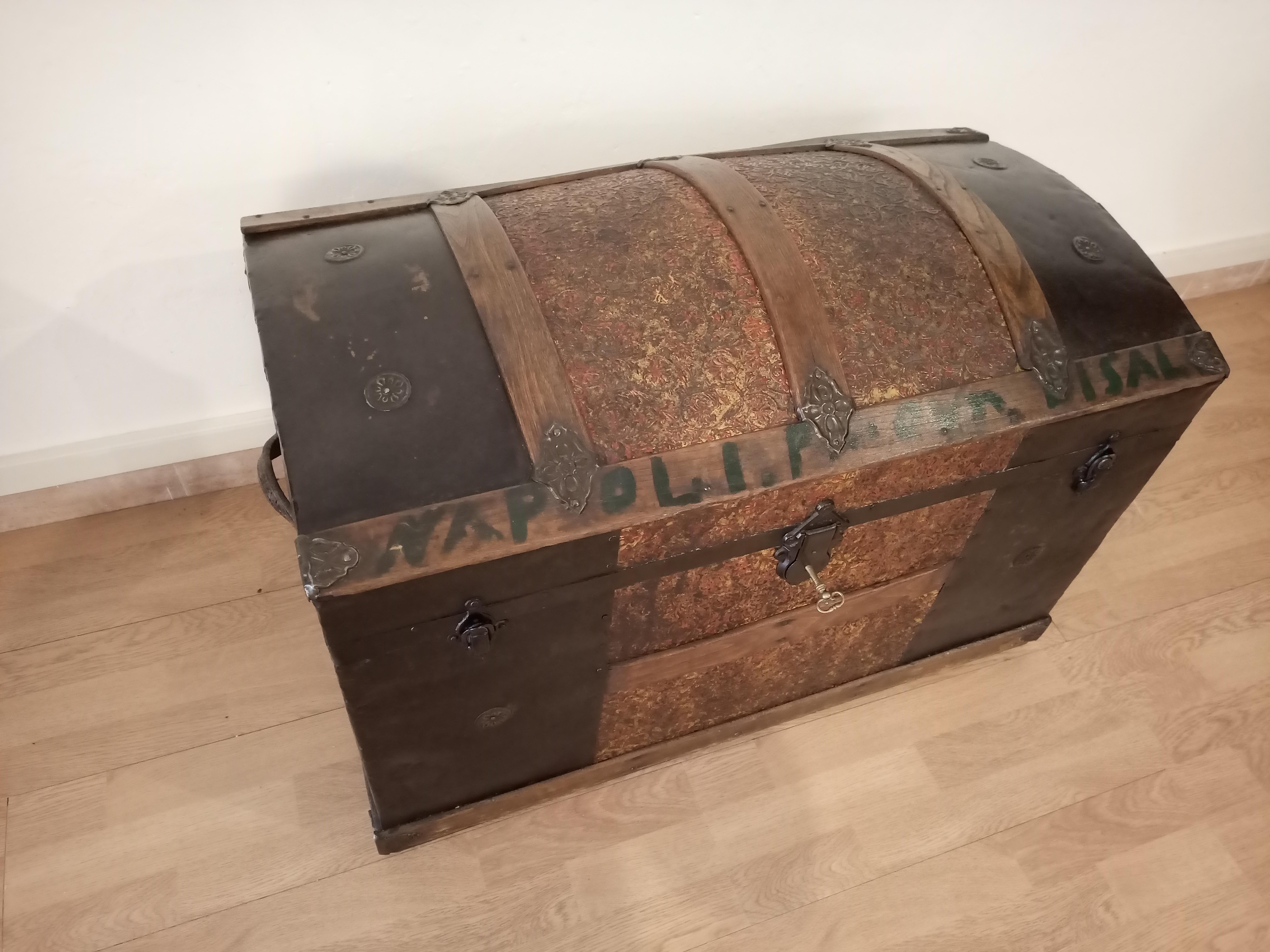 Twentieth century emigrant trunk In Good Condition For Sale In Sant'Arsenio, Campania