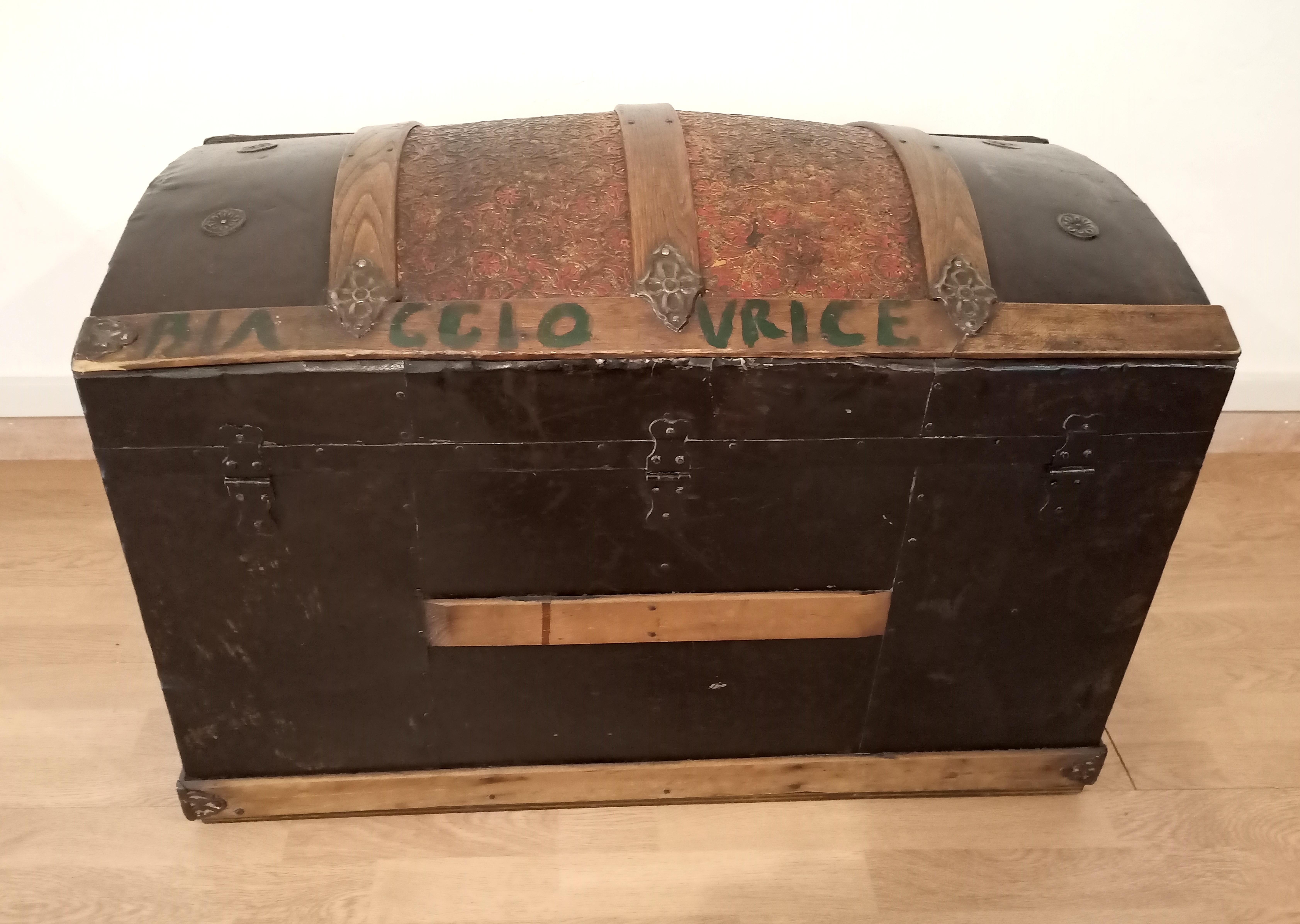 Twentieth century emigrant trunk For Sale 1