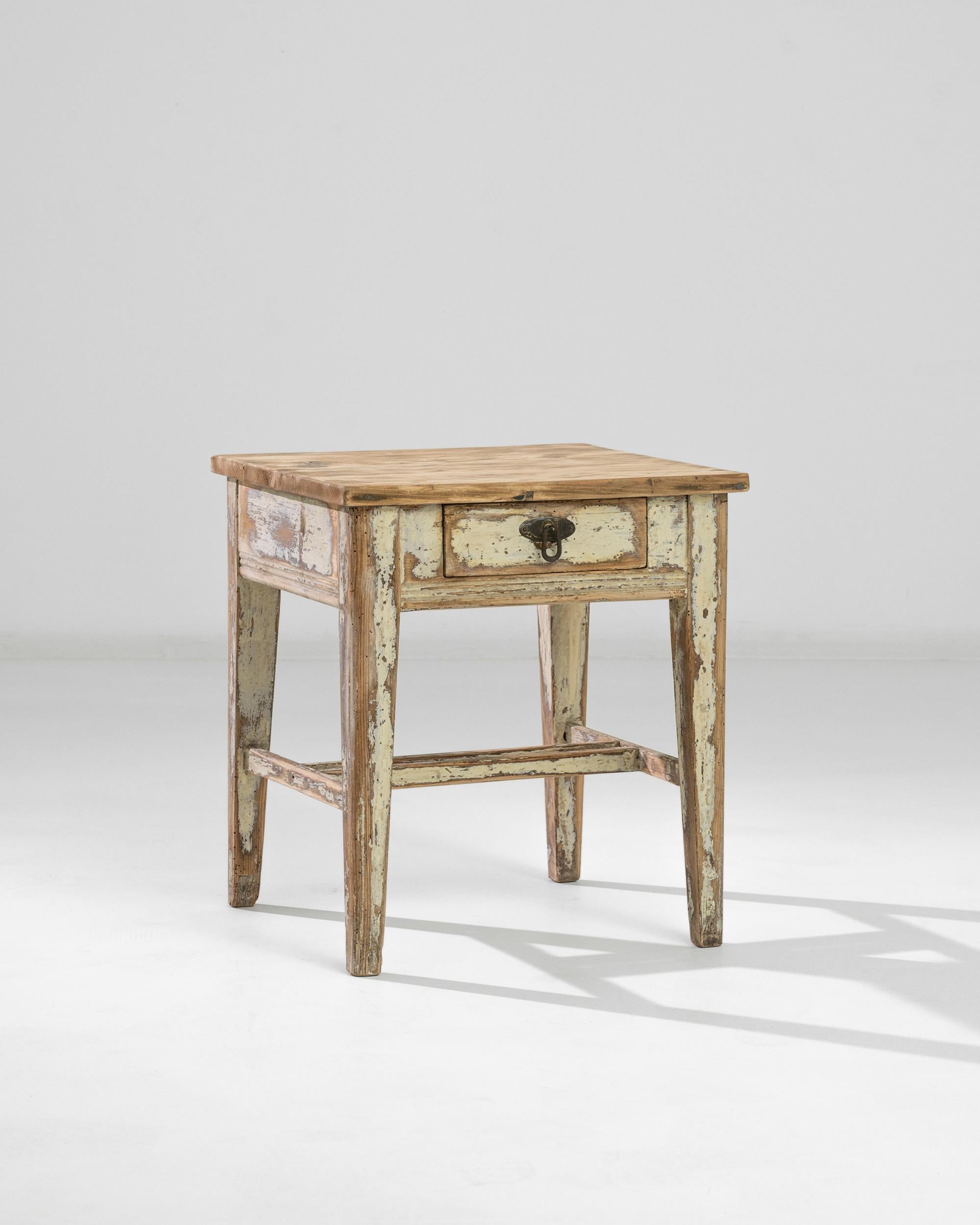 Français Table en bois française du vingtième siècle  en vente