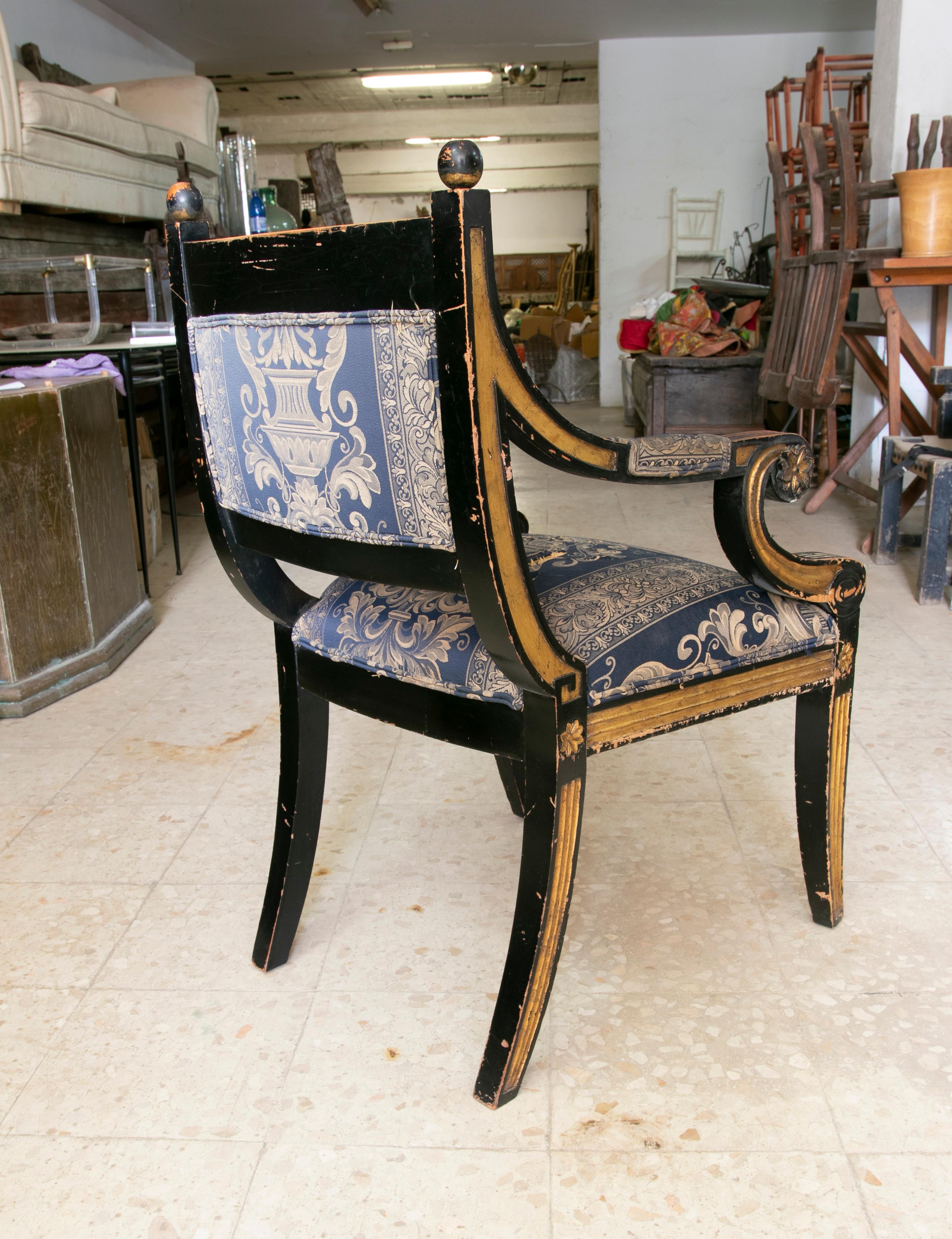 Veinticuatro Sillas de Madera Estilo Francés Conjunto Tapizado en venta 1
