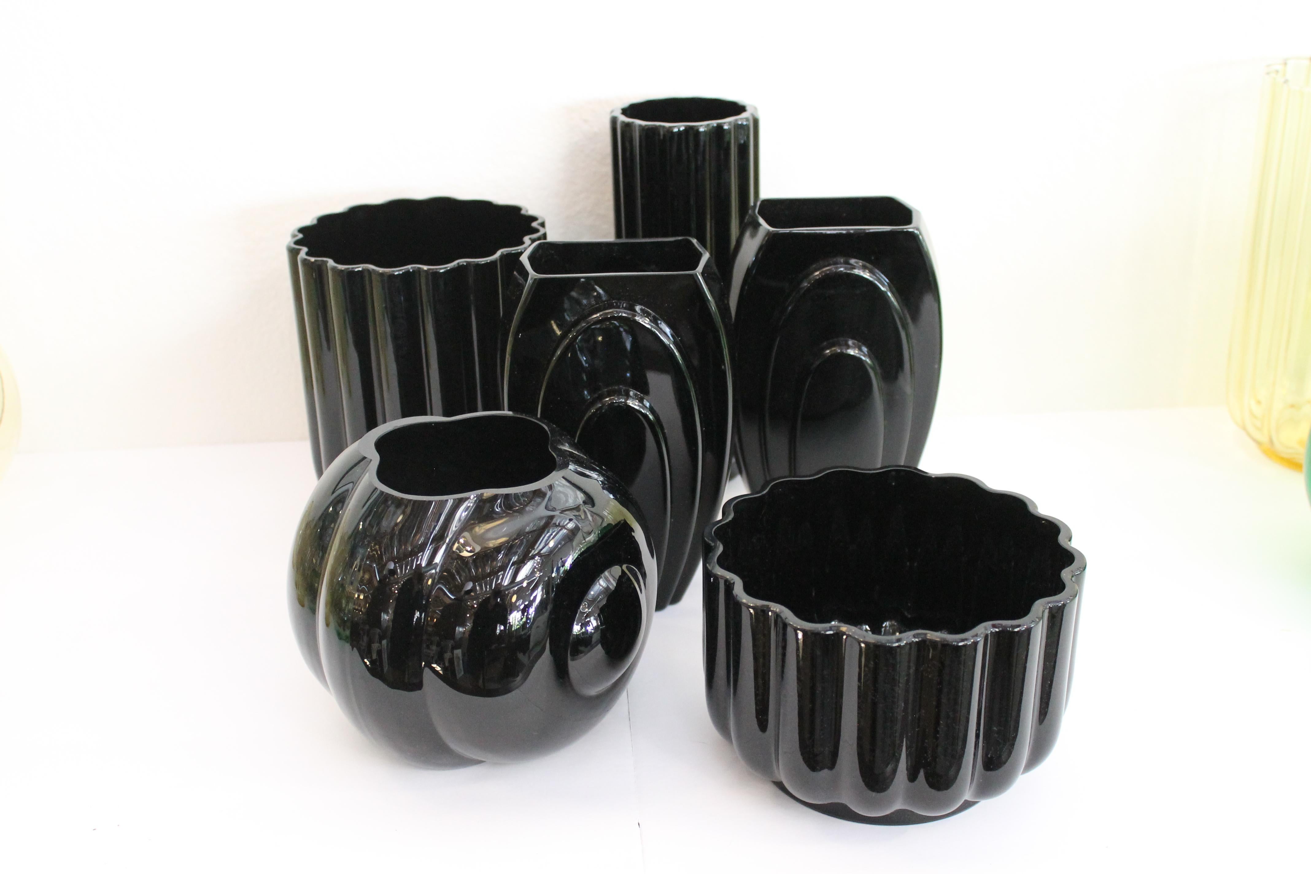 Zwölf Vasen von George Sakier für Fostoria (Moderne der Mitte des Jahrhunderts) im Angebot