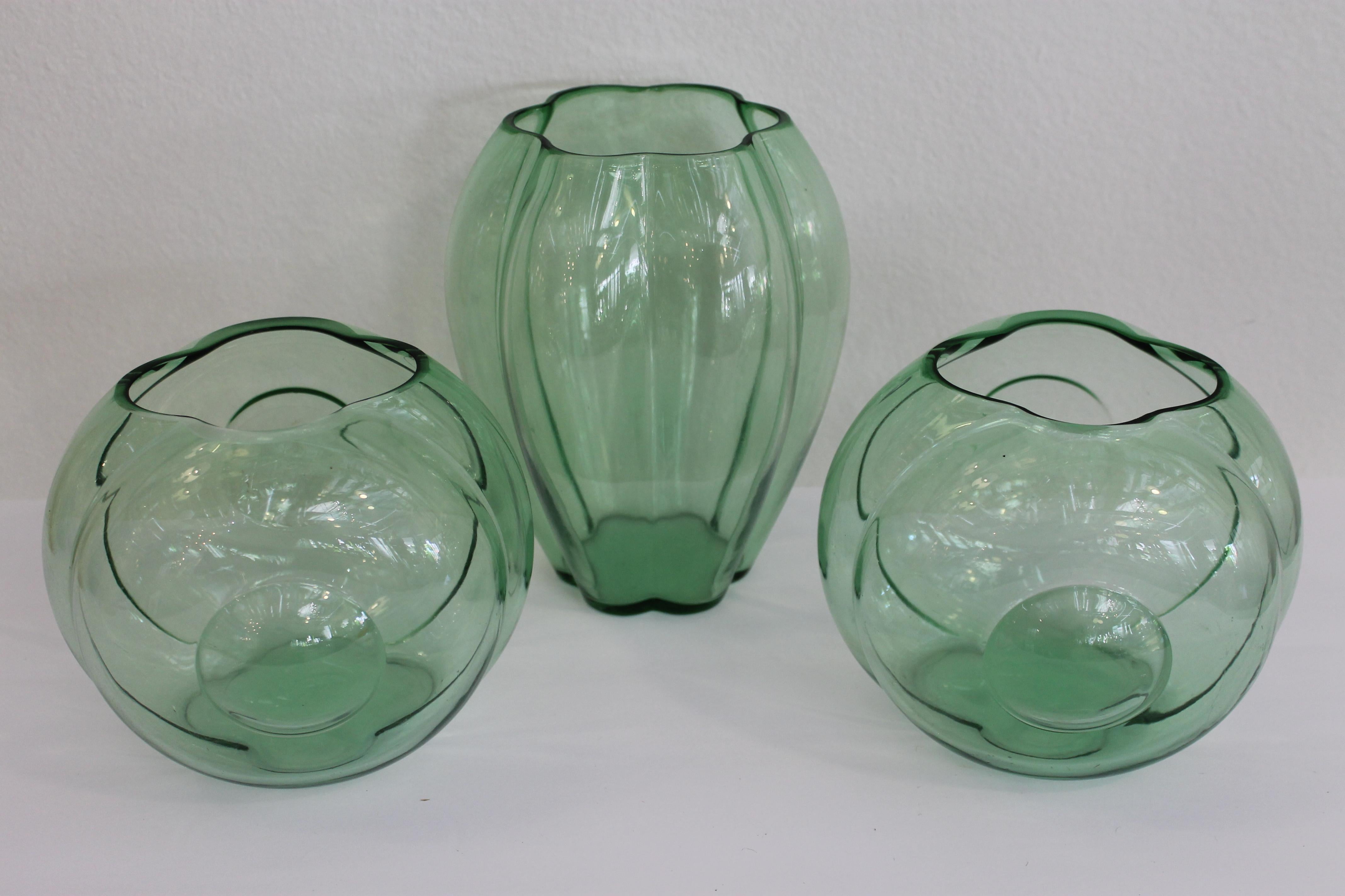 Zwölf Vasen von George Sakier für Fostoria (Mitte des 20. Jahrhunderts) im Angebot