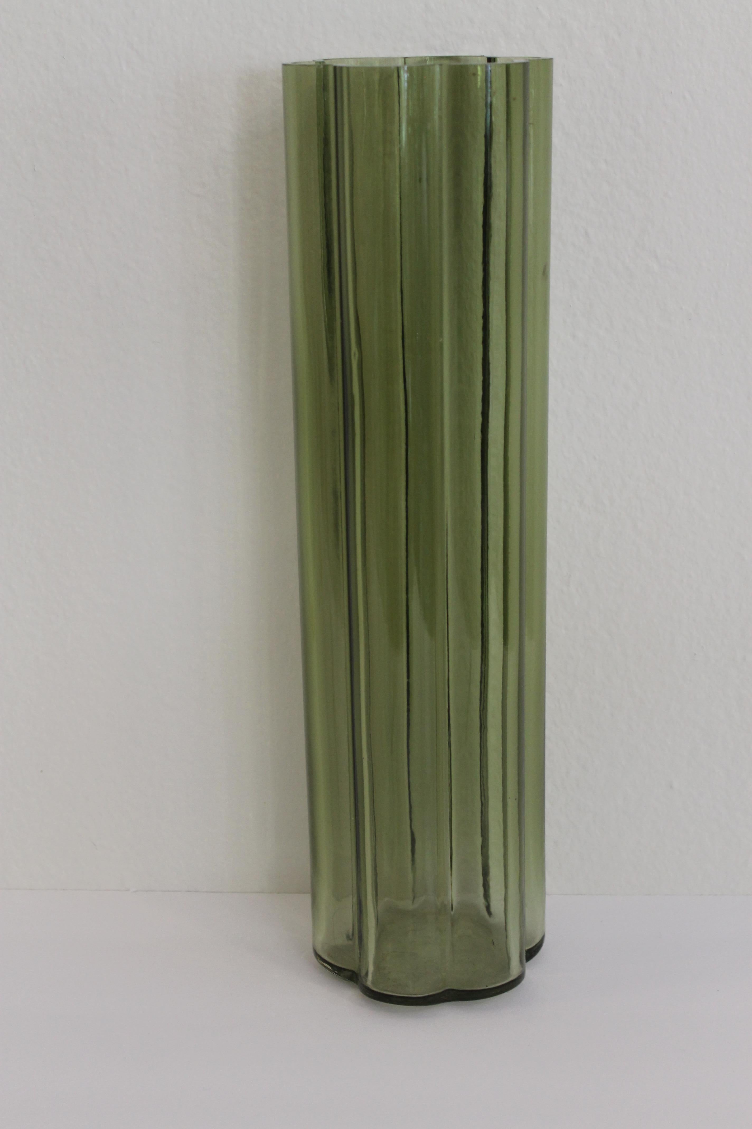 Zwölf Vasen von George Sakier für Fostoria (Geblasenes Glas) im Angebot
