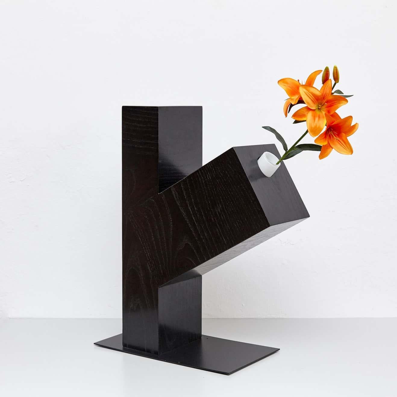 Twenty-seven woods for a Chinese artificial flower vase omega by Ettore Sottsass,
Edited by Design Gallery Milano, 1995.

Limited edition of 12 signed and numbered pieces, number 3 / 12.

In good original condition, with minor wear consistent
