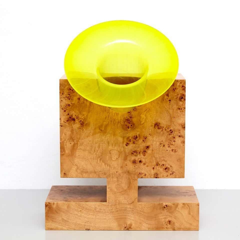 Ventisette legni per un vaso cinese di fiori artificiali L di Ettore Sottsass,
A cura di Design Gallery Milano, 1995.

Edizione limitata di 12 pezzi firmati e numerati, numero 3/12.

In buone condizioni originali, con lievi usure dovute all'età