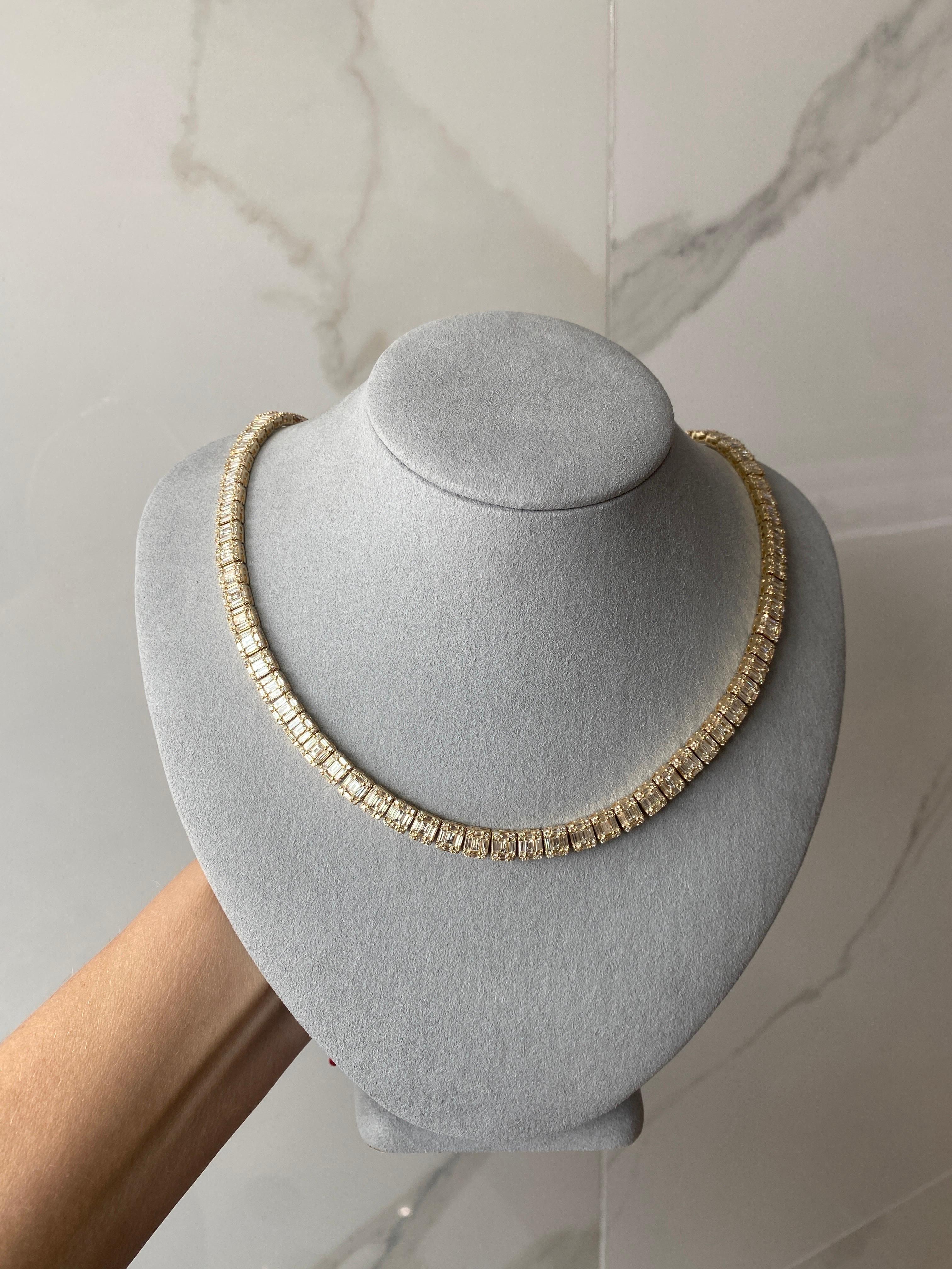 Diese einzigartige Halskette besteht aus runden und Baguette-Diamanten mit einem Gesamtgewicht von etwa dreiundzwanzig Karat, die in 14 Karat Gelbgold mosaikgefasst sind. Diese Halskette setzt allein oder in Kombination mit Ihren anderen