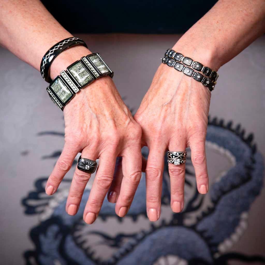 Erleben Sie den Inbegriff moderner Eleganz mit dem Armband Twice as Nice, einer auffälligen Kreation von Zoltan David. Dieses exquisite Armband ist vollständig aus schwarzem Knightsteel gefertigt, der für seine unglaubliche Festigkeit und sein