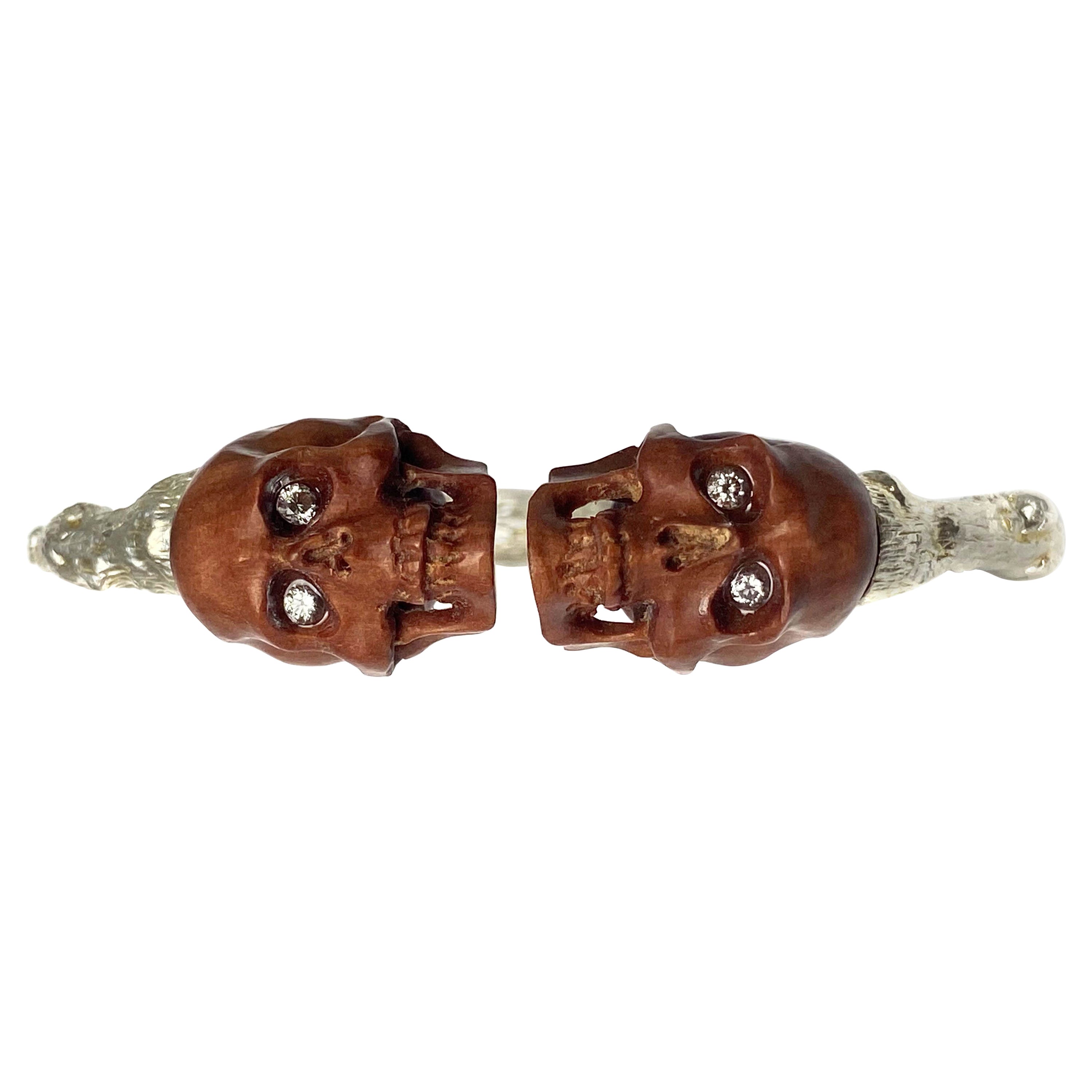 Bracciale in ramoscello con teschi in Wood Sawo e occhi di diamante in vendita