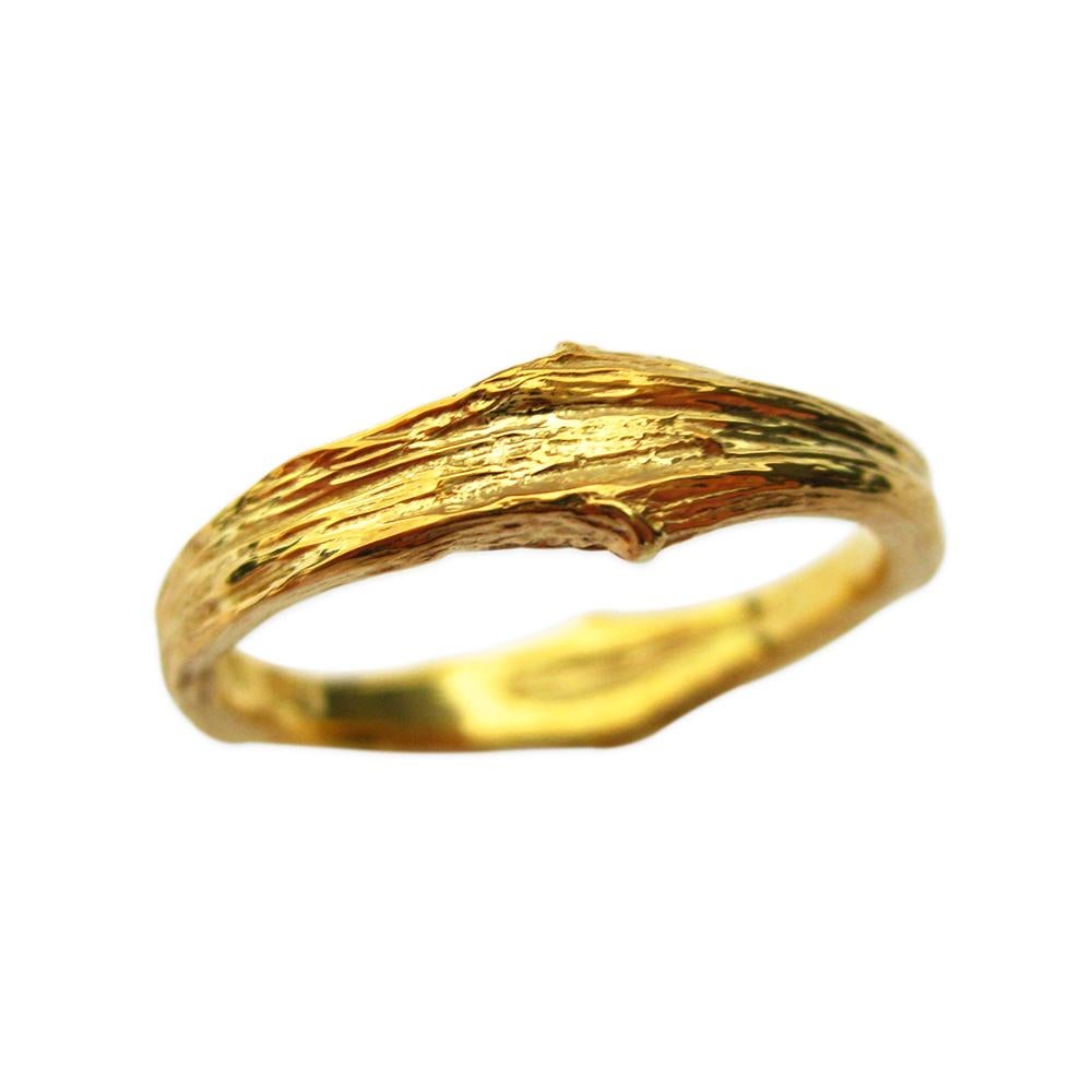 Serti dans de l'or 18 carats, l'esprit organique de K.Brunne est capturé par le design complexe de brindilles sur un bracelet qui évoque l'éternel Arbre de Vie. La Collection S/One est conçue pour incarner la puissance et la grâce de la