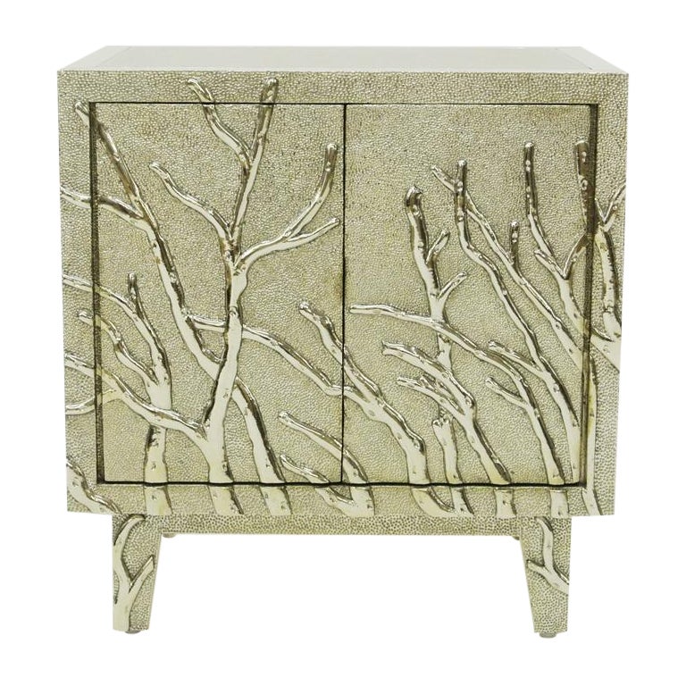 Mesilla de noche Twig de teca tallada a mano y revestida de bronce blanco by Stephanie Odegard