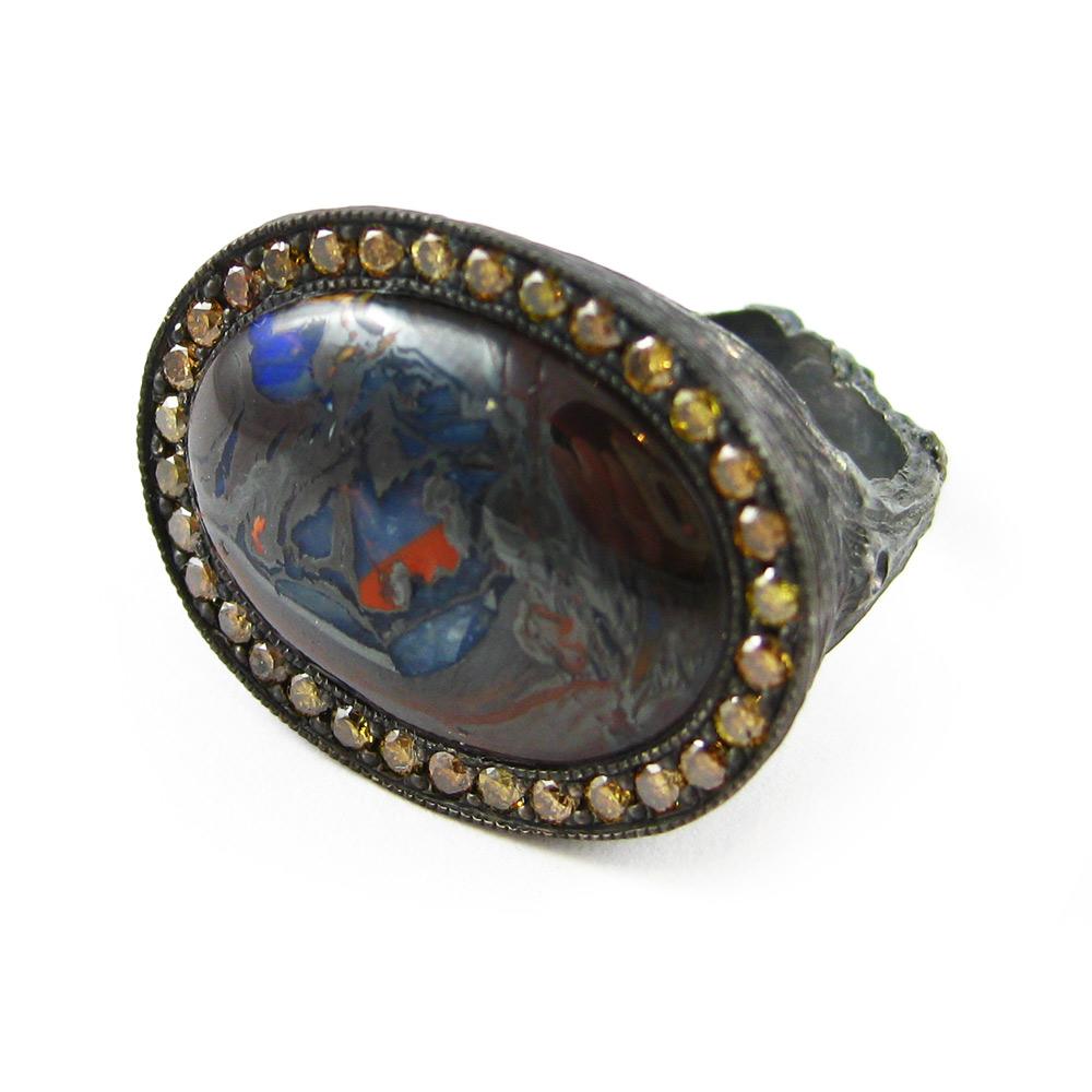 Ein Opal ist ein Farbgemälde der Natur. Und dieser Ring aus Sterlingsilber mit einem Yowah-Opal und orangefarbenen Diamanten von 0,73 Karat eignet sich hervorragend als tragbare Kunst. 

In der Twig Collection existiert die Natur neben elegantem