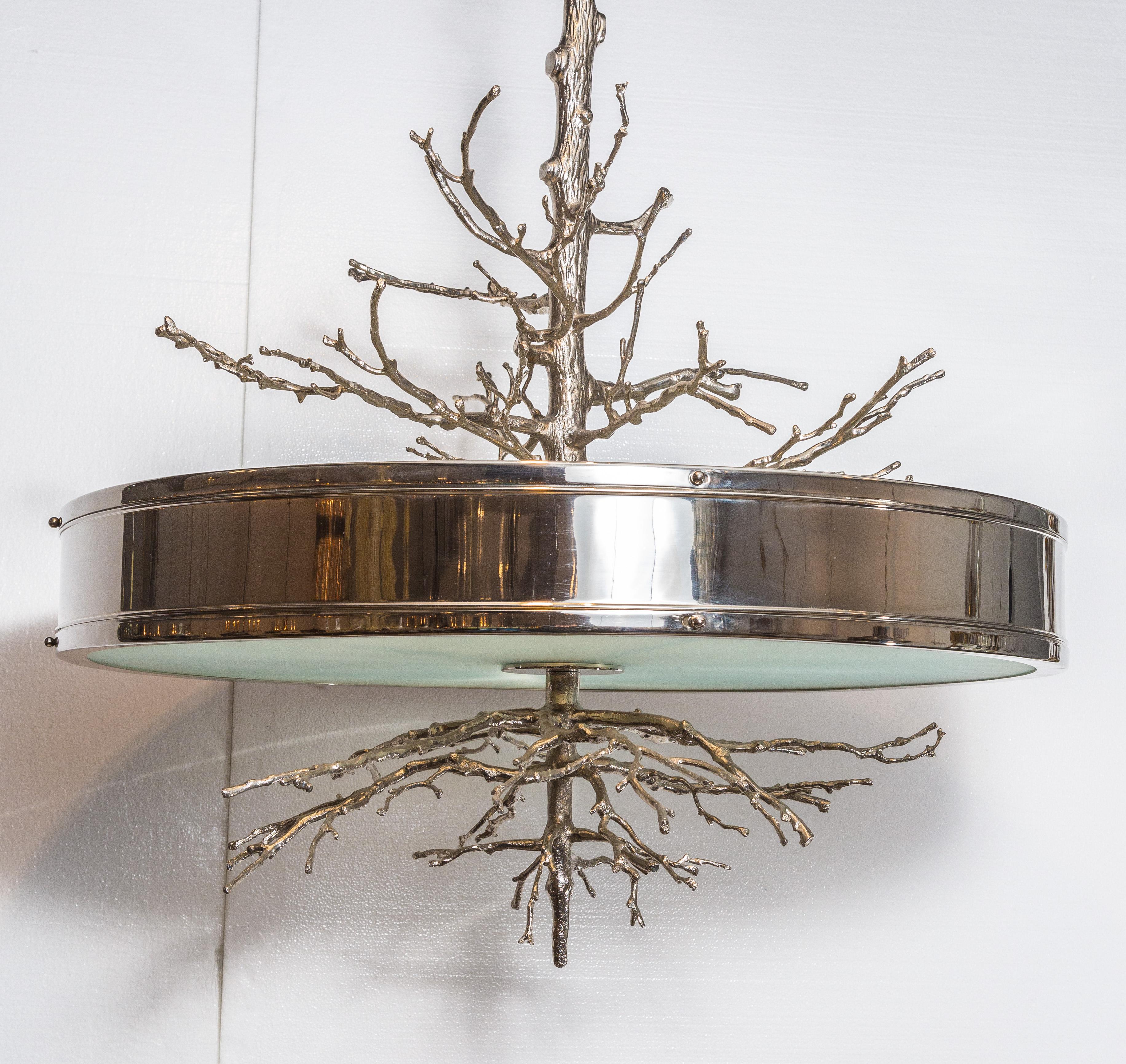 Natural handcrafted airy nickel twigs cast
from real branches, this sculpture
masterpiece includes a frosted glass
diffuser.