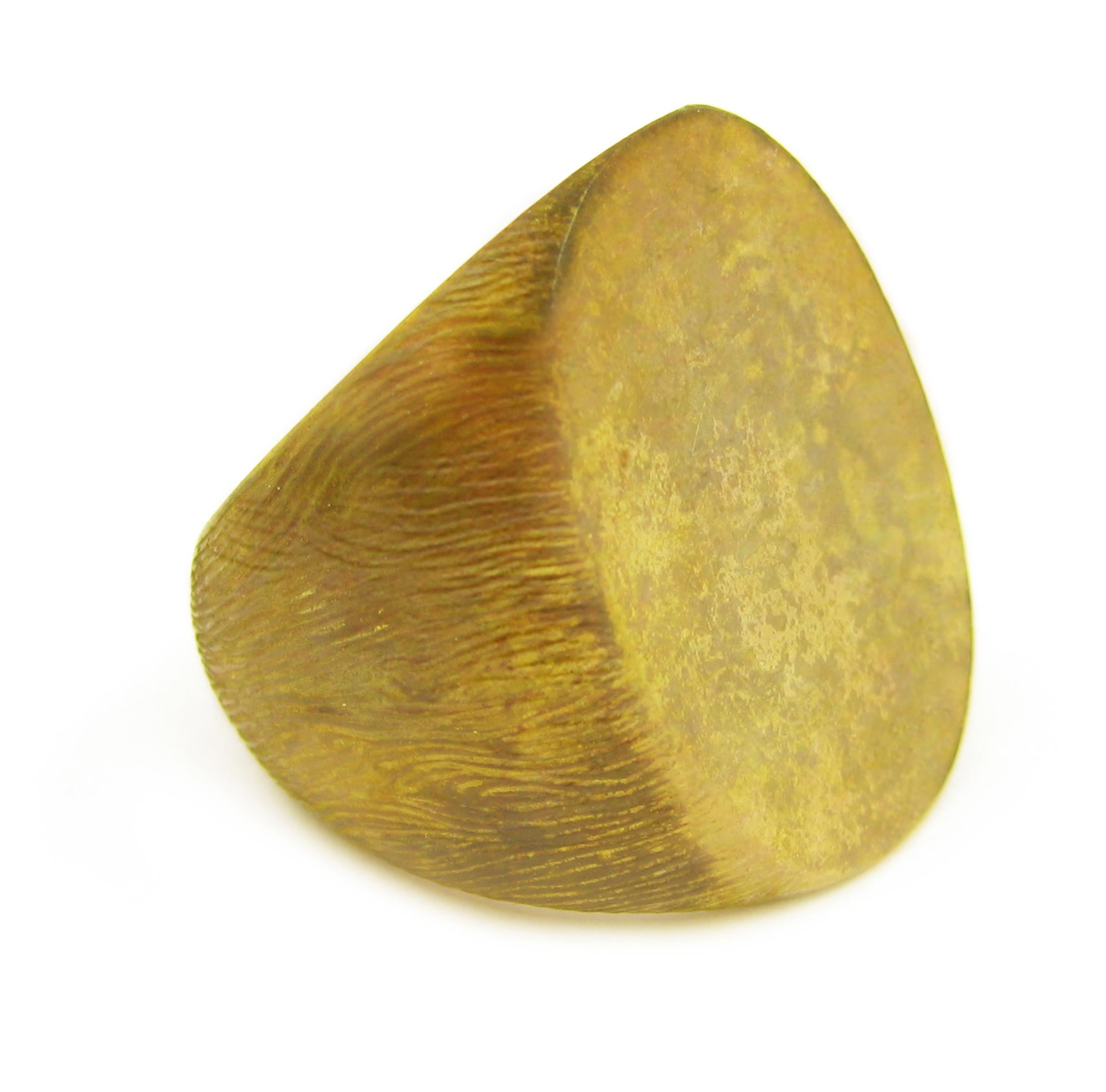 Inspiré de l'éternel arbre de vie, l'esprit organique de K.K. Brunini s'exprime dans cette bague à écusson en forme de brindille, texturée à la main, en or jaune 18 carats avec finition polie. 

Dans la collection Brindille, la nature côtoie