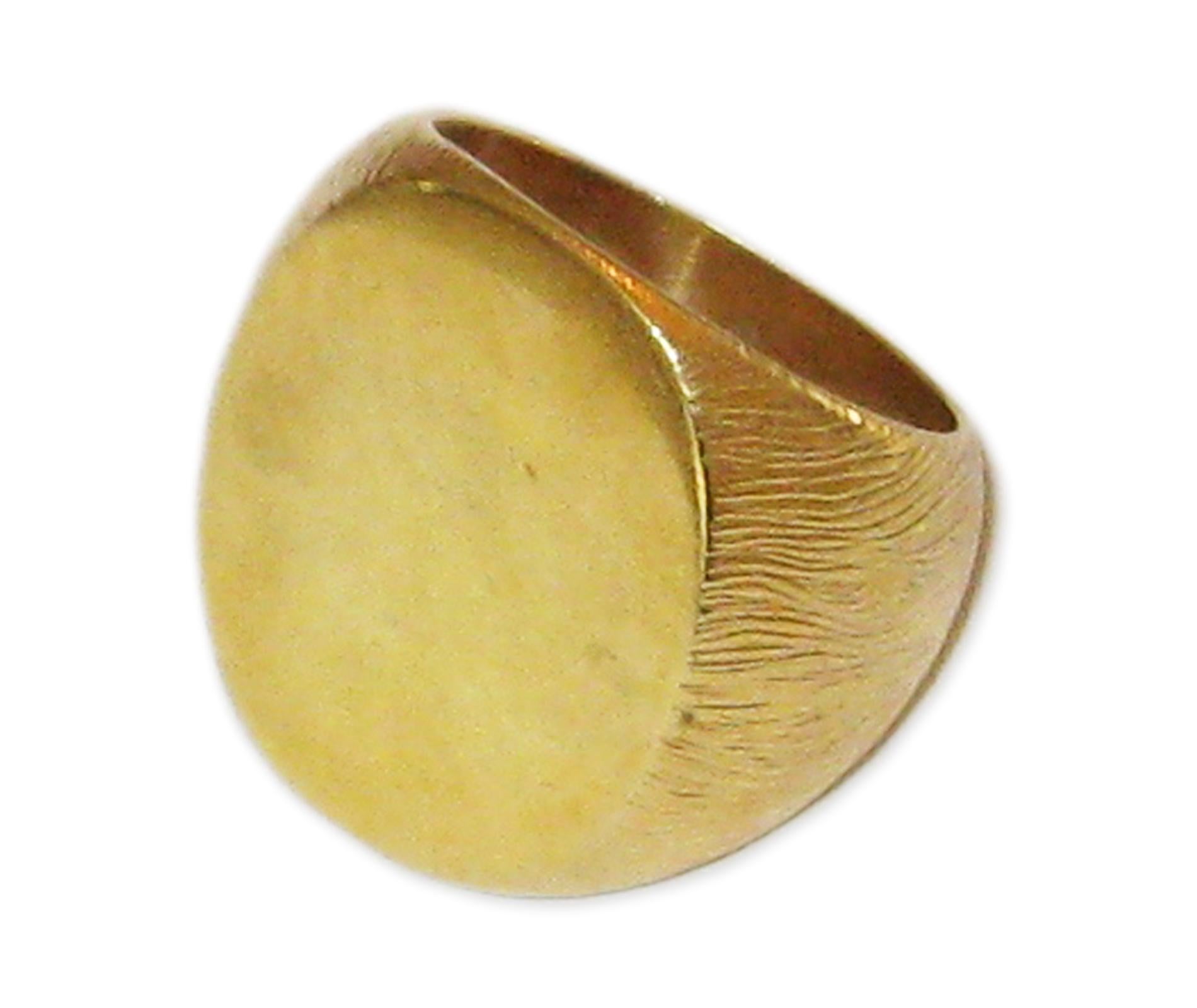 Twig Signet Ring in 18k Gold In New Condition For Sale In Solana Beach, CA