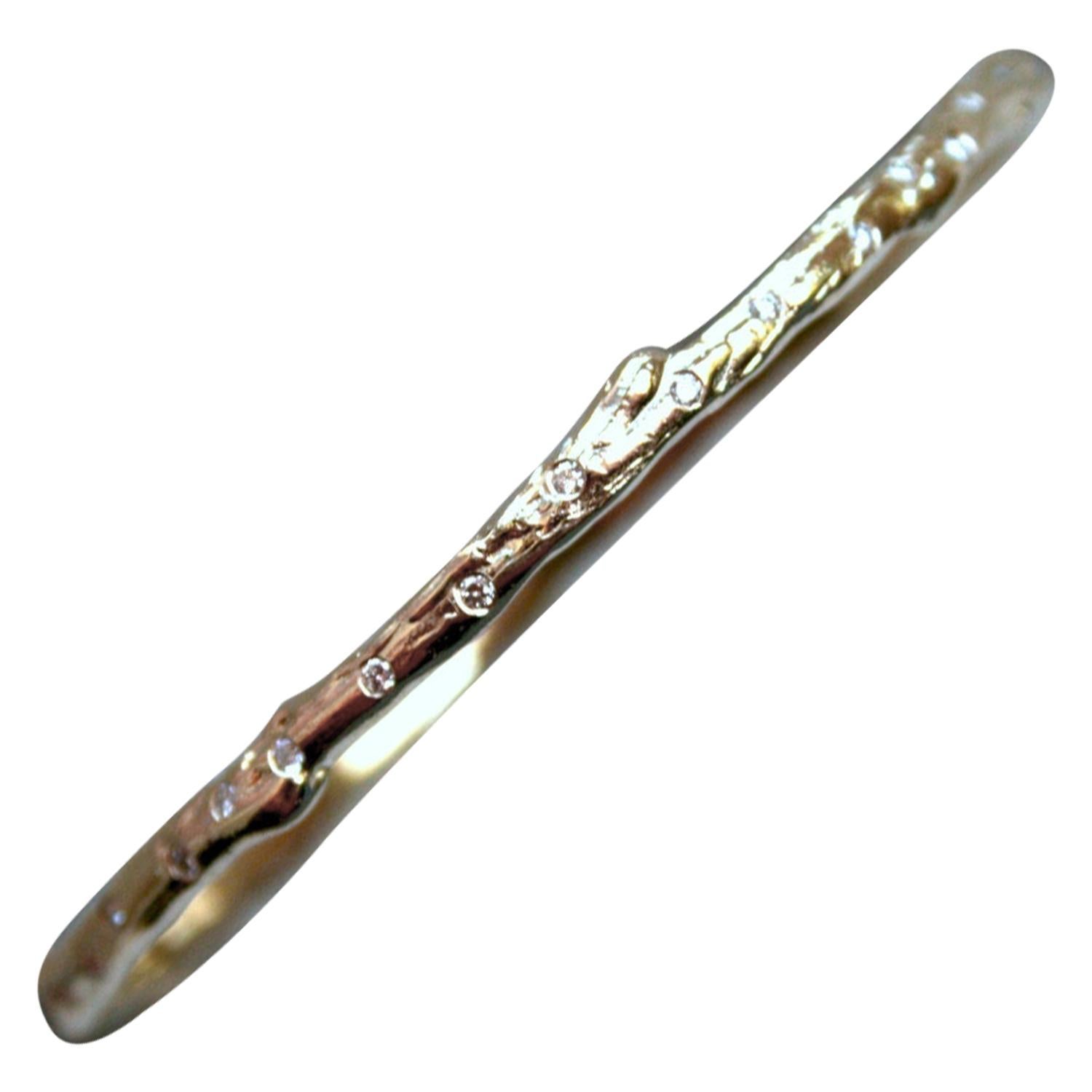 Dieses Armreif-Armband aus 18 Karat Gelbgold im Zweig-Stil ist ein Design, das ich einfach LIEBE! Der Armreif aus 18 Karat Gelbgold ist mit wunderschönen Diamanten im runden Brillantschliff versehen, die in einer Ewigkeit um den Armreif herum