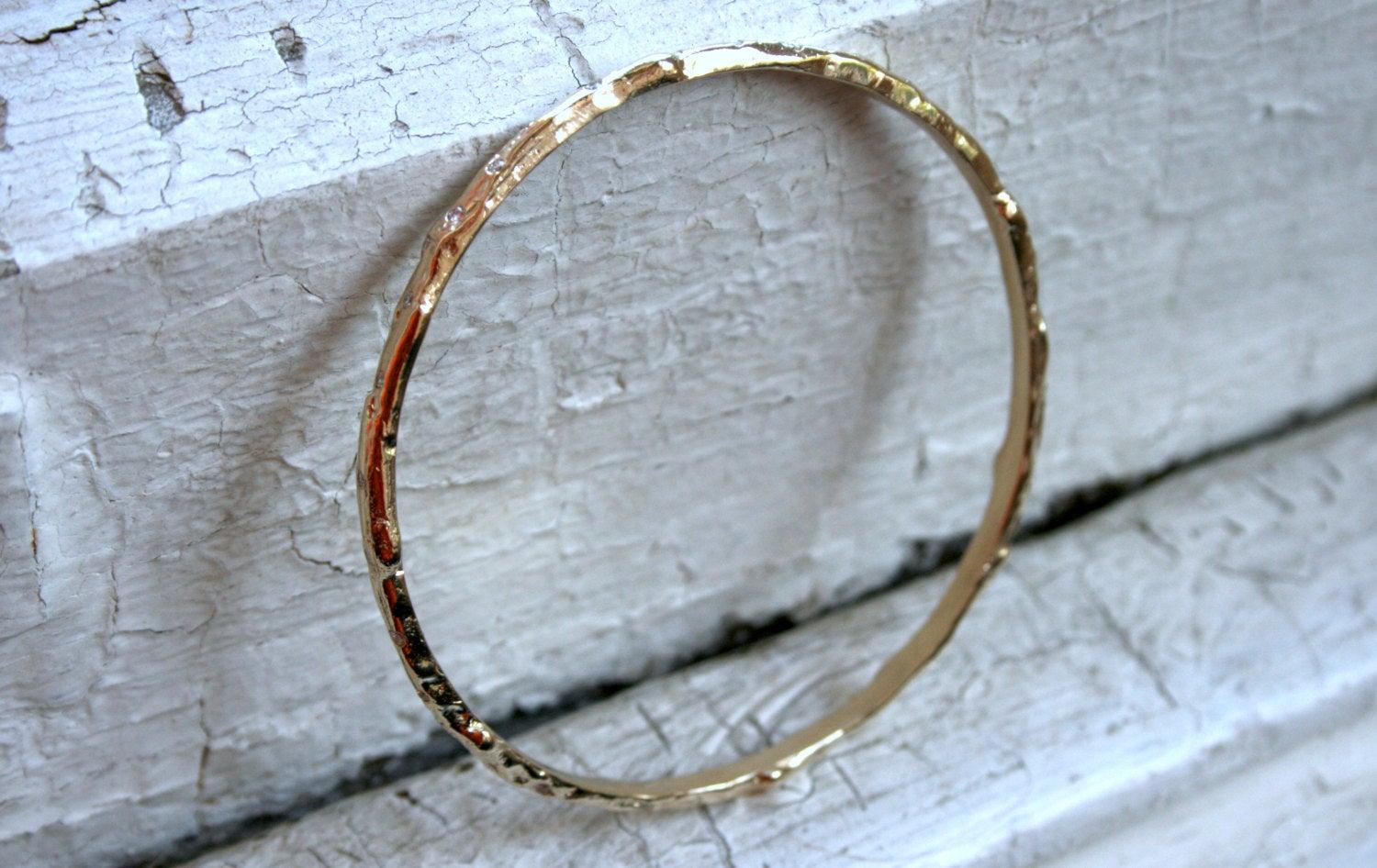 Armreif aus 18 Karat Gelbgold mit Diamanten im Twig-Stil und Eternity-Diamant im Zustand „Neu“ im Angebot in San Francisco, CA
