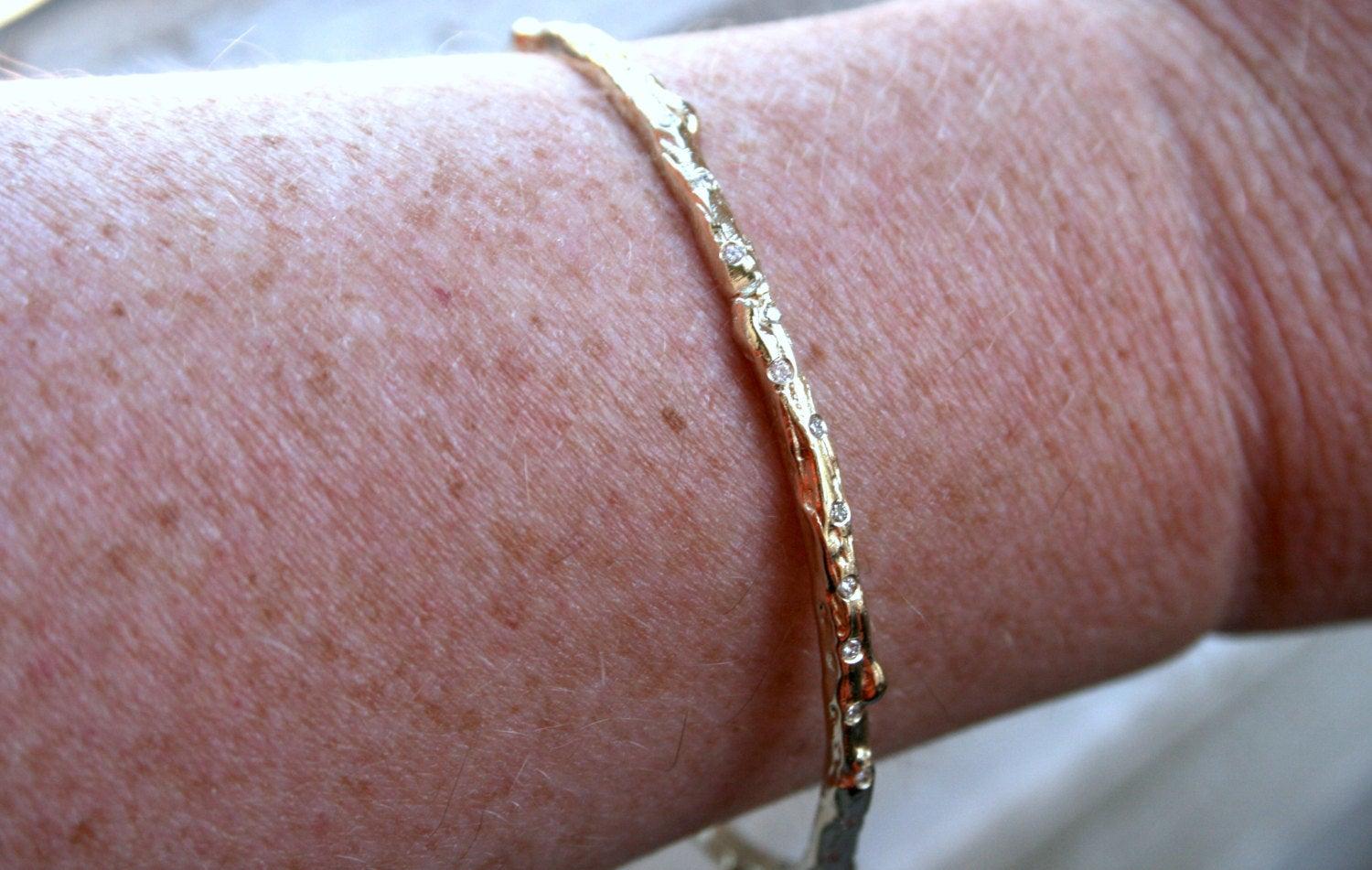 Armreif aus 18 Karat Gelbgold mit Diamanten im Twig-Stil und Eternity-Diamant für Damen oder Herren im Angebot