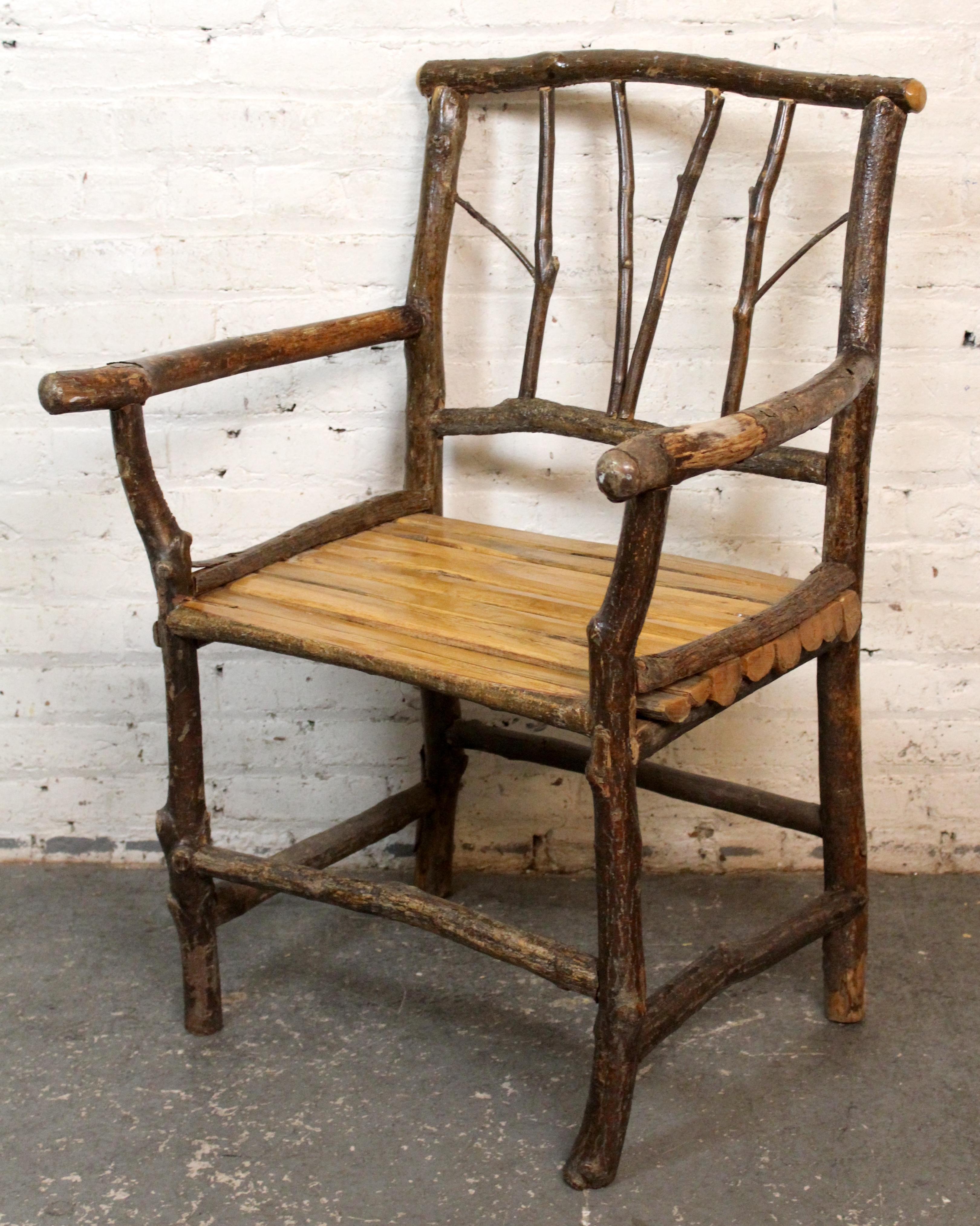 Exemple charmant du design rustique américain, cette chaise de style brindille est fabriquée à la main à partir de branches de hickory patinées par les intempéries. Avec sa forme organiquement incurvée, il incarne l'art primitif des premiers meubles