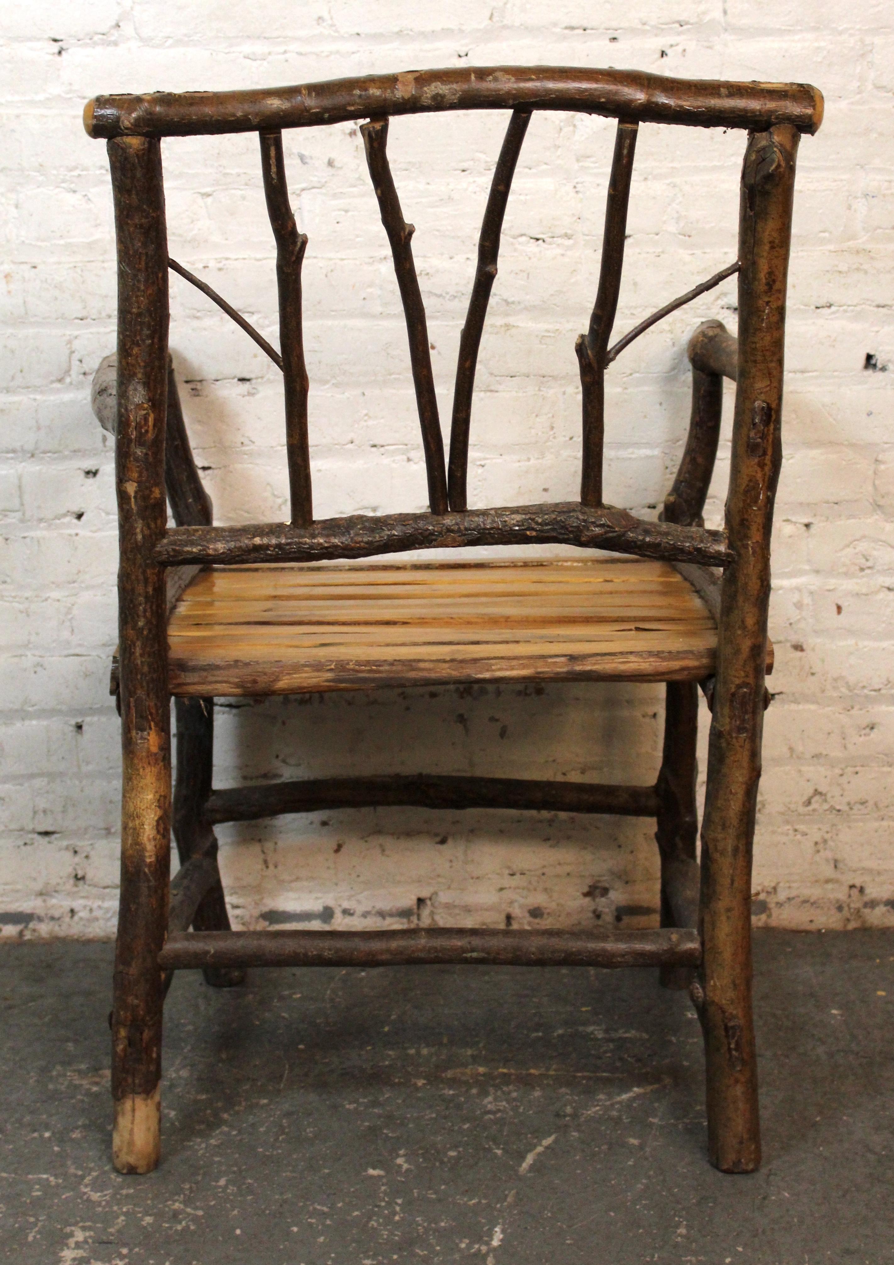 Sculpté Chaise rustique en caryer, style brindille, primitive en vente