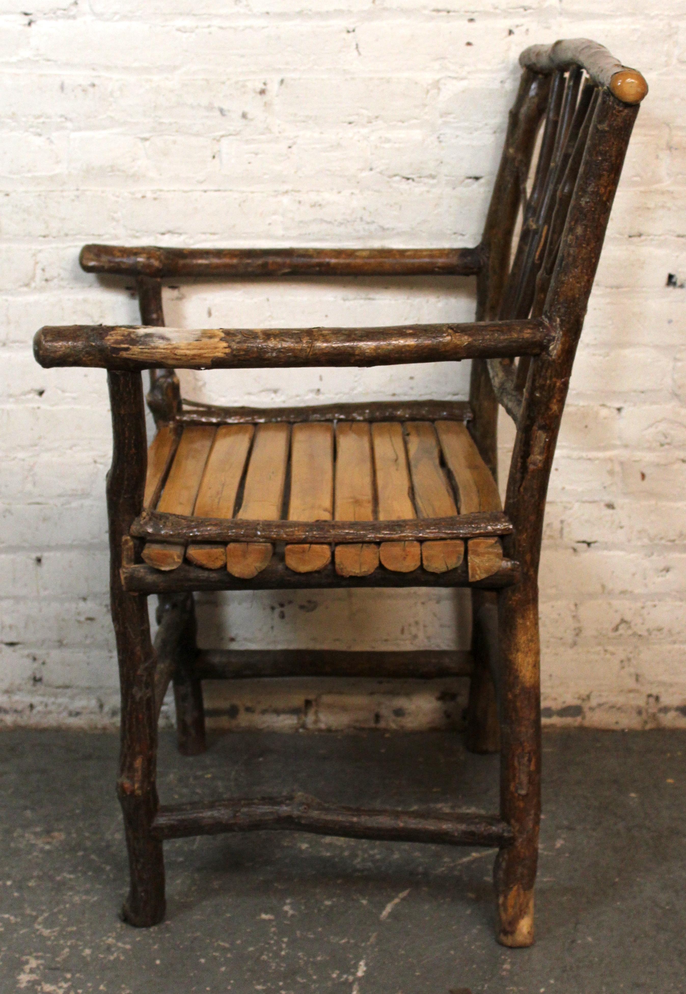Chaise rustique en caryer, style brindille, primitive Bon état - En vente à Brooklyn, NY