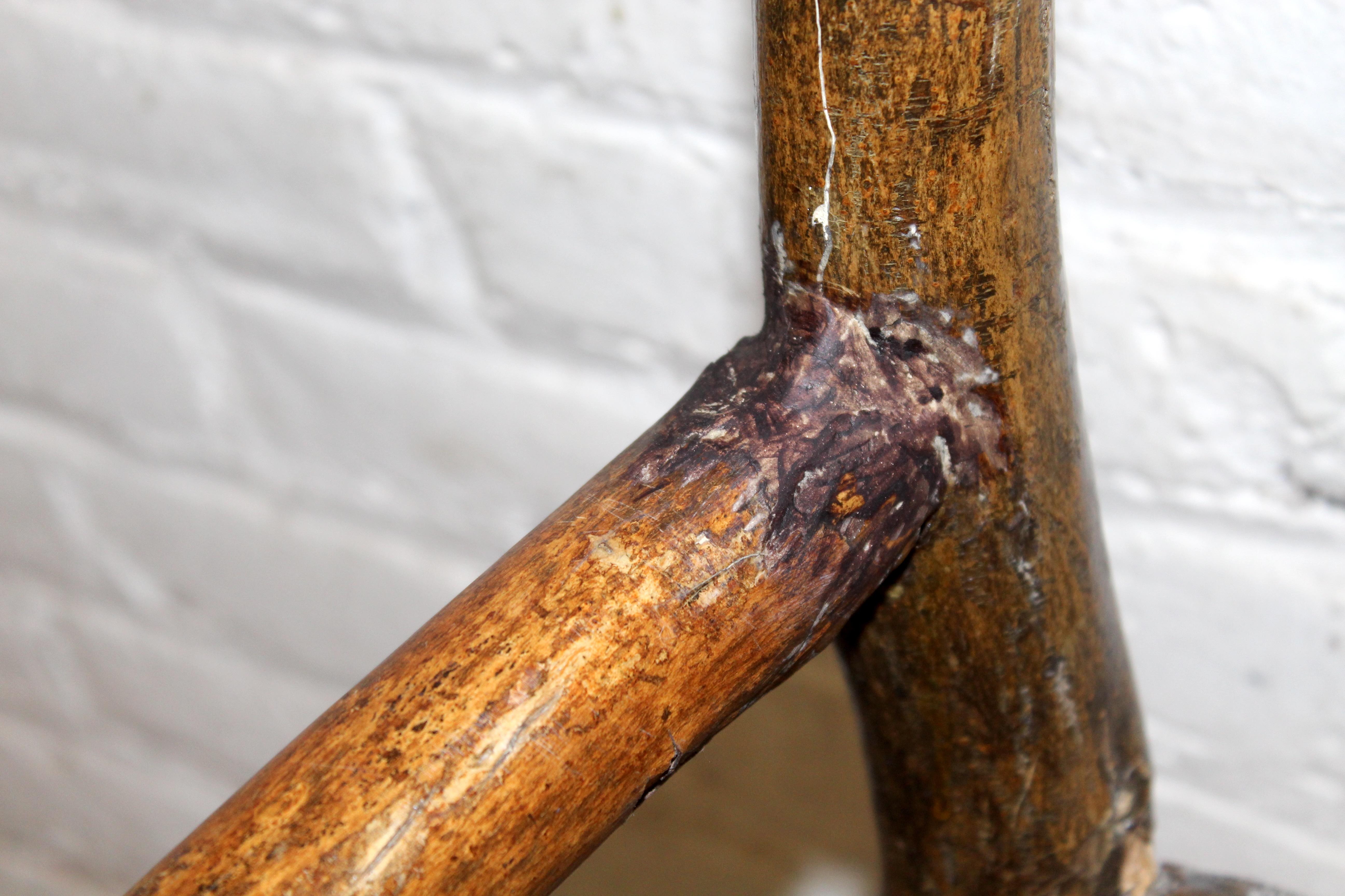 Chaise rustique en caryer, style brindille, primitive en vente 1