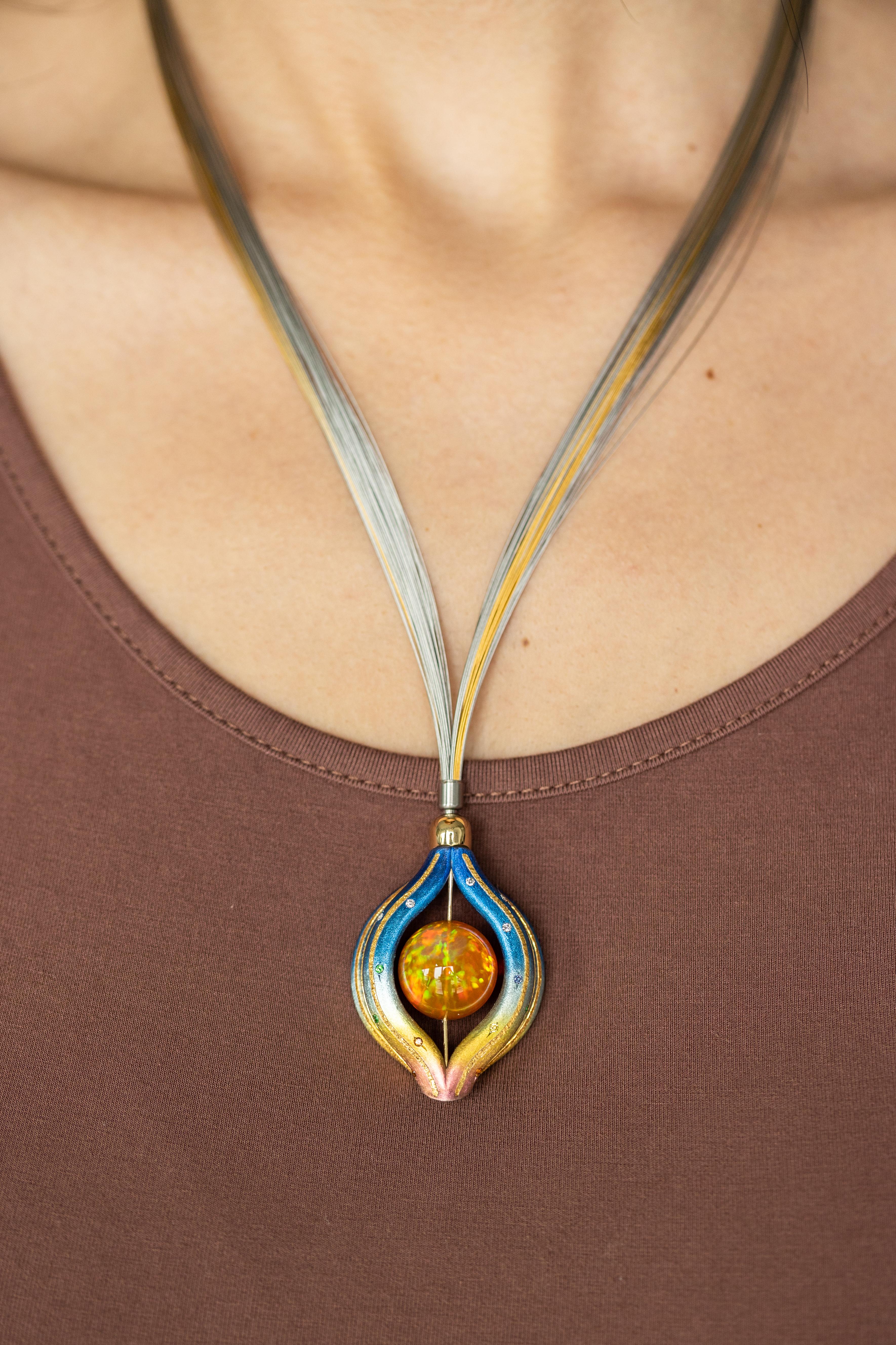 Abraza la belleza etérea del collar de ópalo etíope Crepúsculo, una fascinante creación del visionario Zoltan David. Esta extraordinaria pieza presenta un magnífico ópalo etíope de 24,06 quilates, célebre por su vibrante juego de colores que cambian