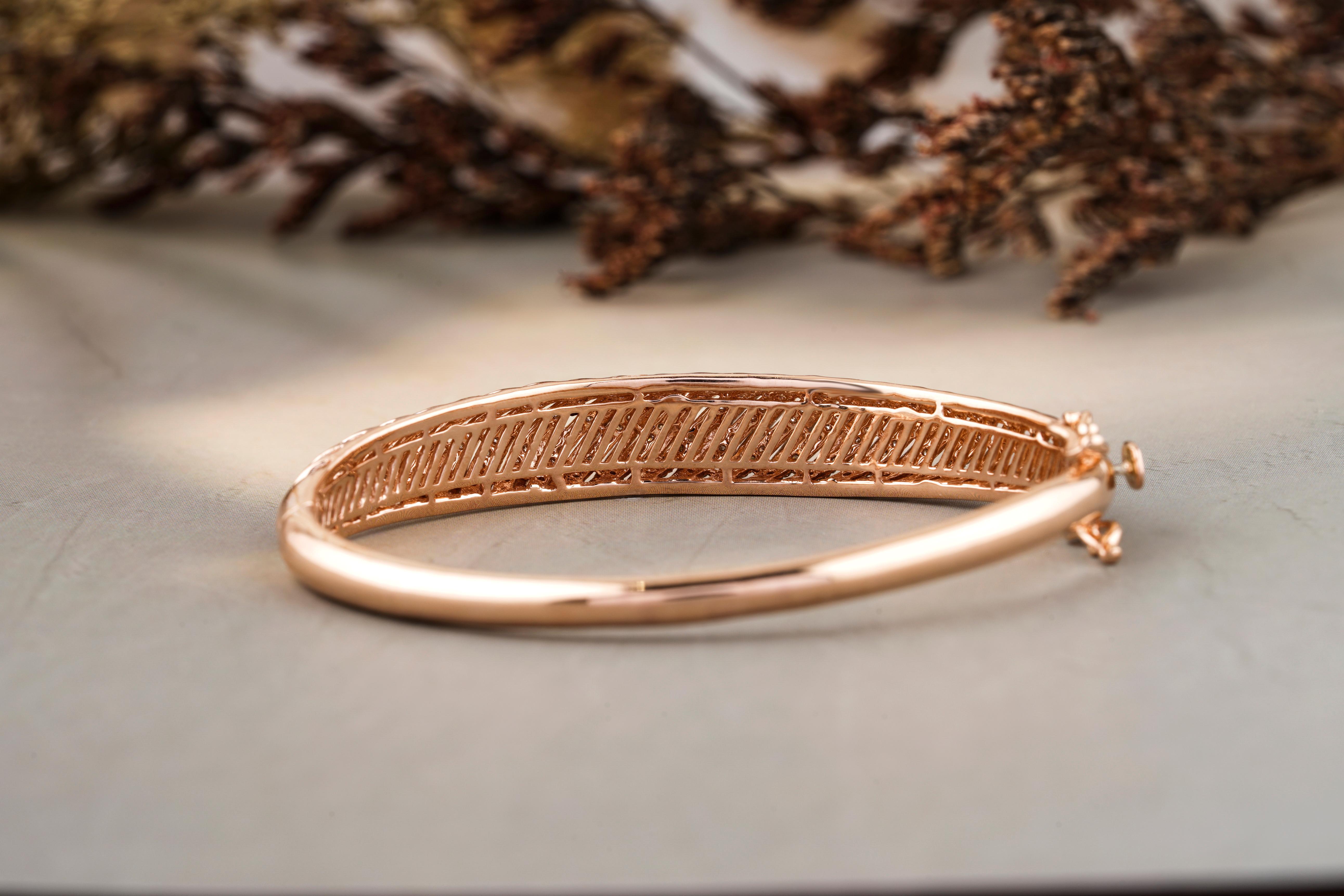 Round Cut Twilight Twirl Diamond Bracelet set in 18k Solid Gold For Sale