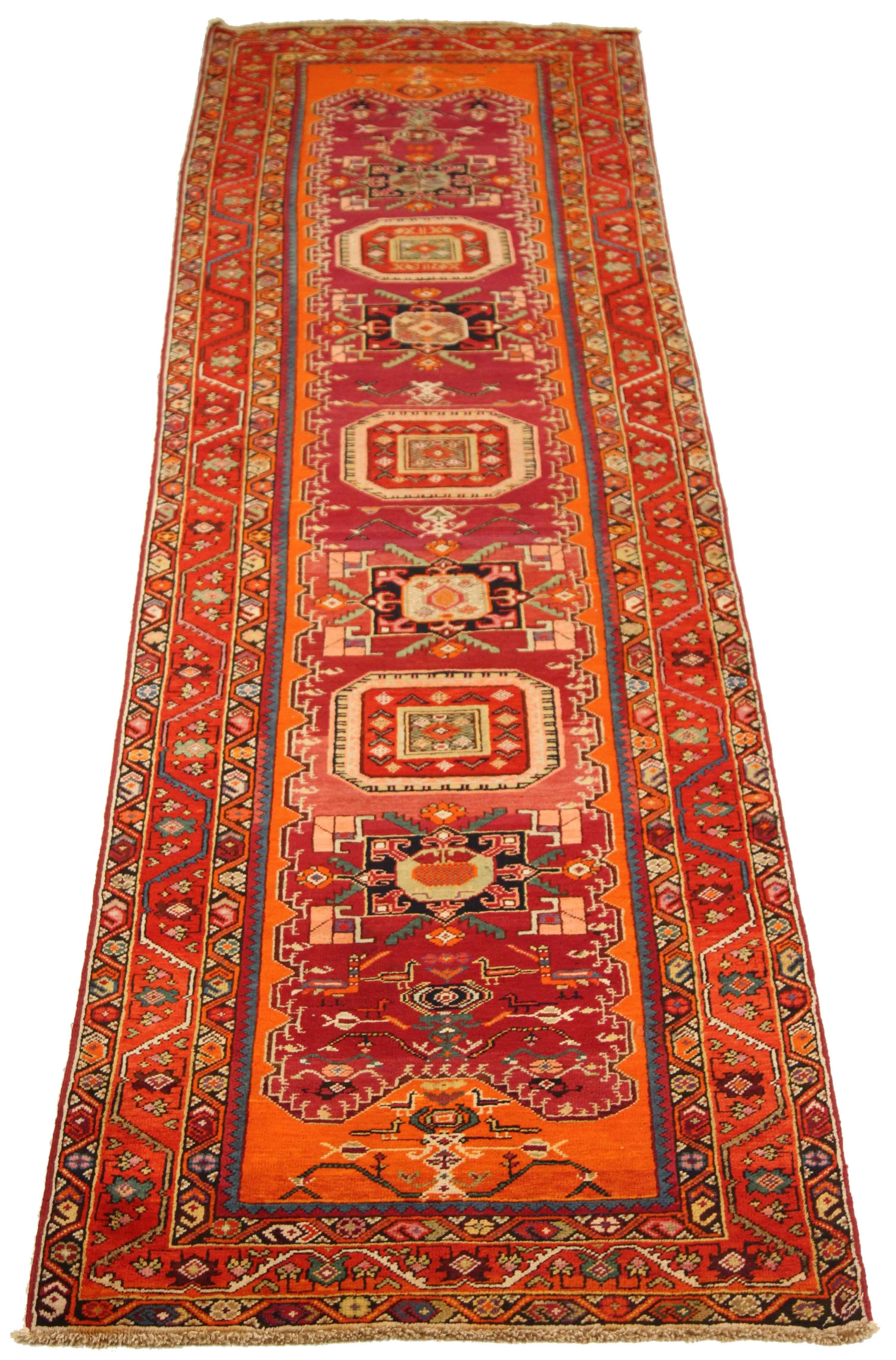 Perse Tapis persan ancien à deux motifs Karabagh avec motifs de pierres précieuses, vers les années 1950 en vente