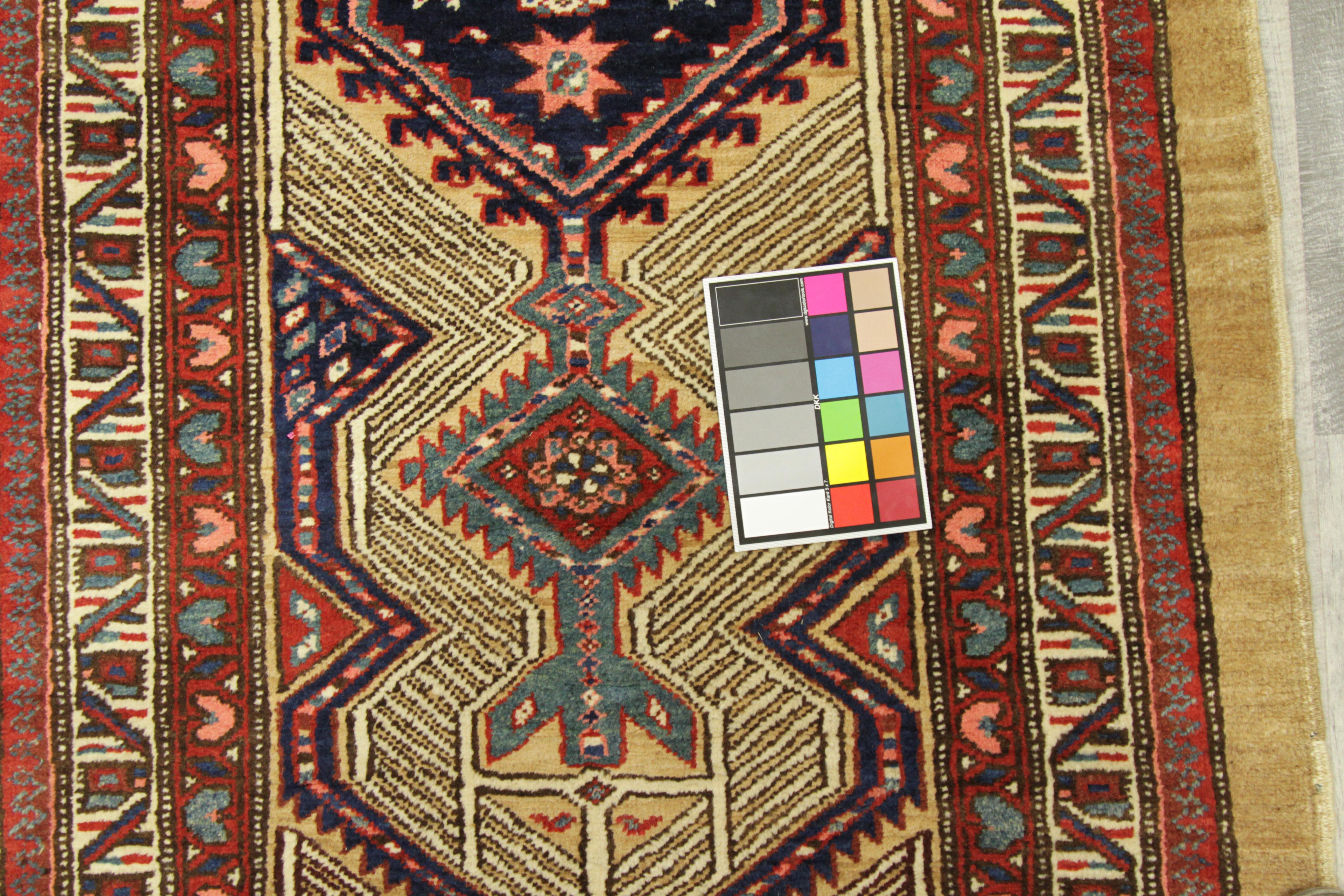 Tapis persan ancien à deux tiges de style Sarab avec motif d'emblème spécial, vers les années 1930 en vente 3