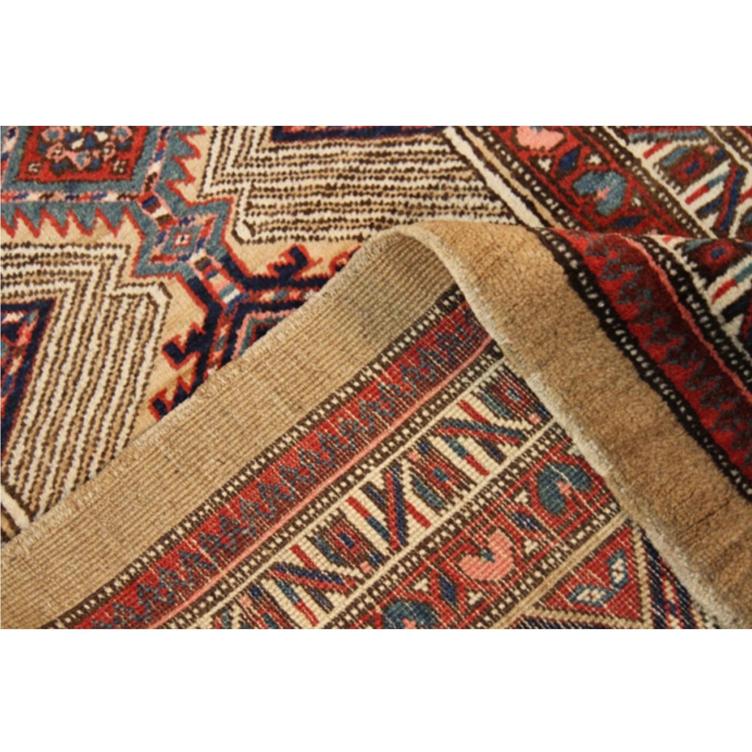 Inconnu Tapis persan ancien à deux tiges de style Sarab avec motif d'emblème spécial, vers les années 1930 en vente