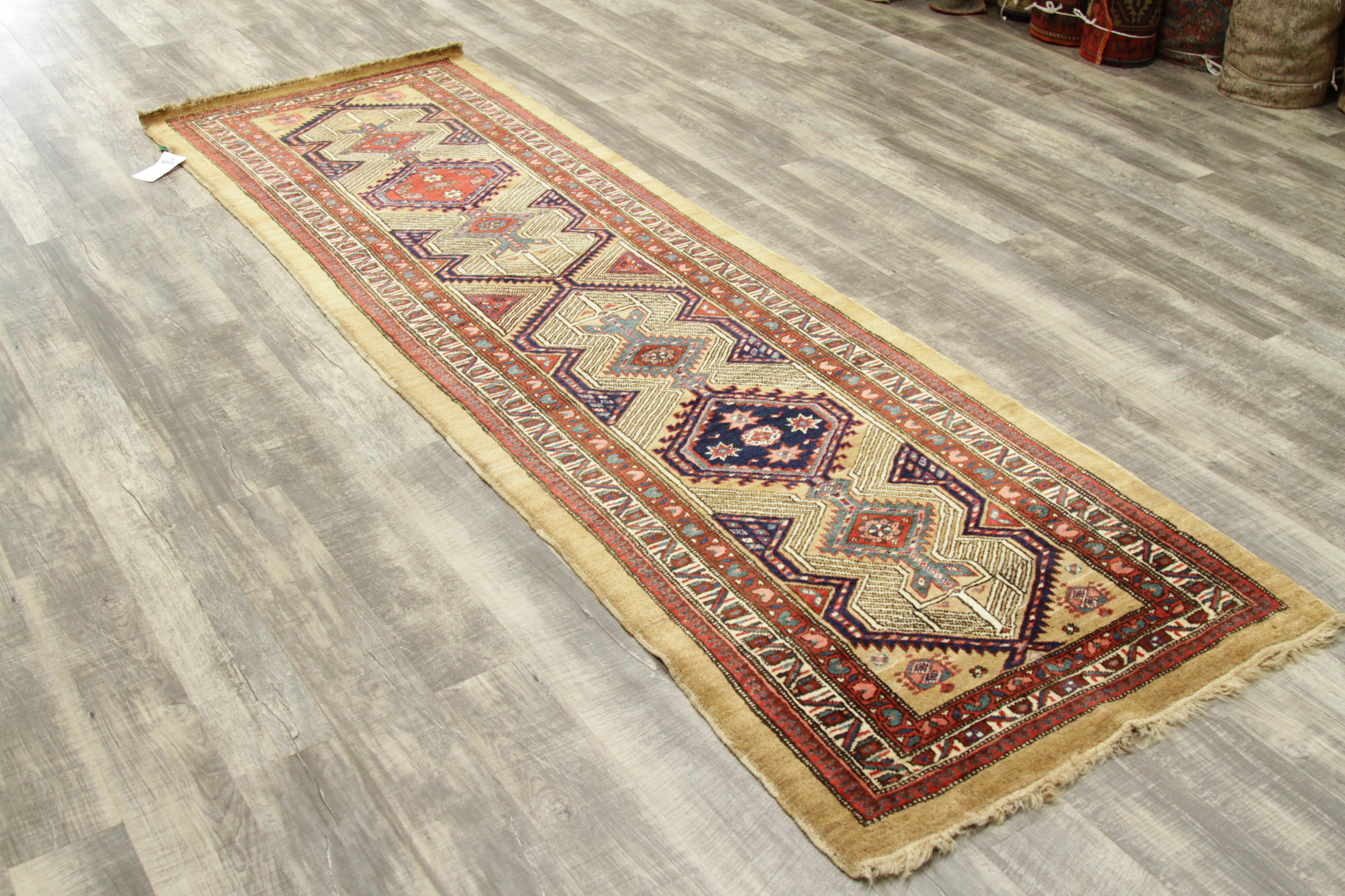 Tapis persan ancien à deux tiges de style Sarab avec motif d'emblème spécial, vers les années 1930 Excellent état - En vente à Dallas, TX