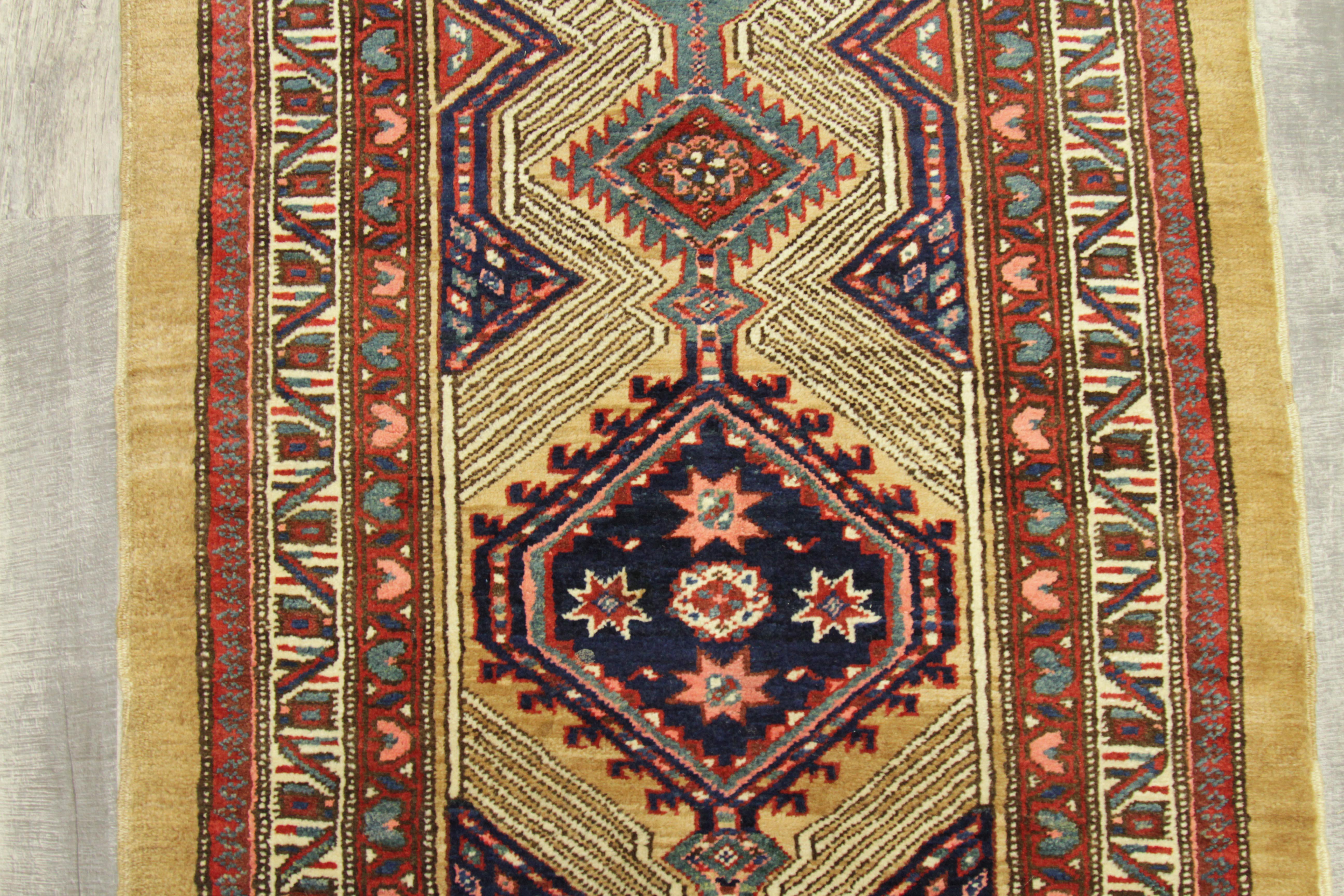 Milieu du XXe siècle Tapis persan ancien à deux tiges de style Sarab avec motif d'emblème spécial, vers les années 1930 en vente
