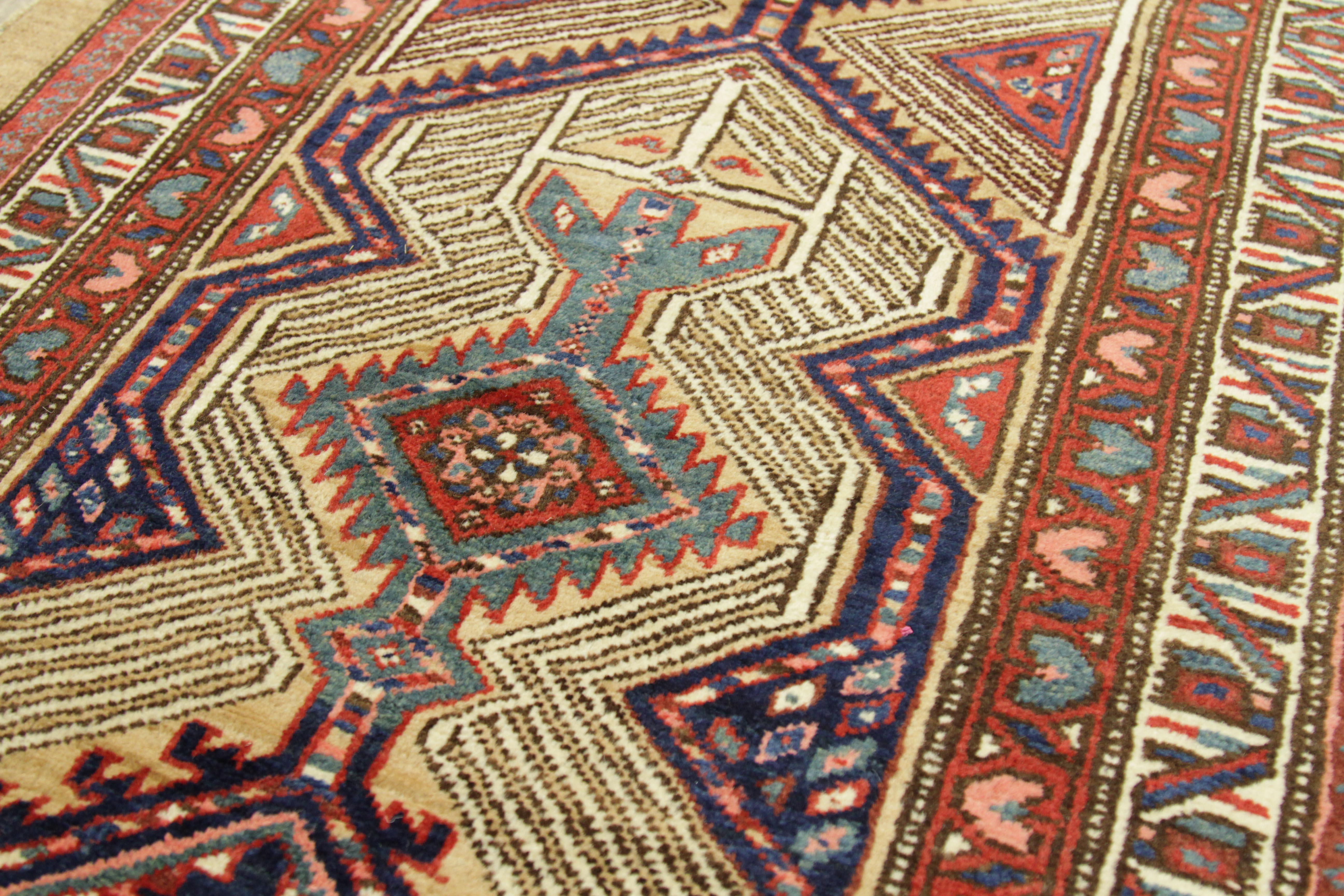 Laine Tapis persan ancien à deux tiges de style Sarab avec motif d'emblème spécial, vers les années 1930 en vente