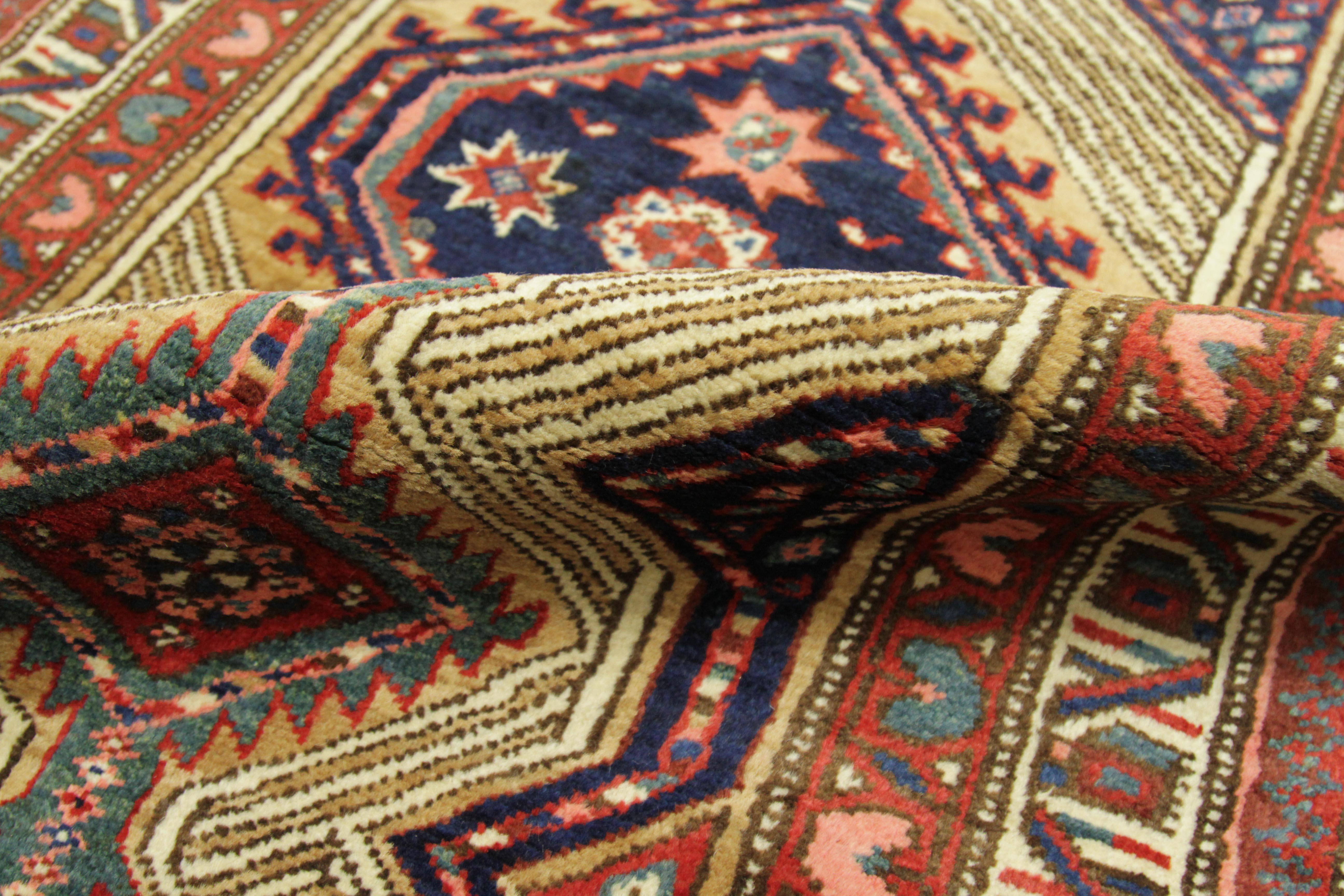 Tapis persan ancien à deux tiges de style Sarab avec motif d'emblème spécial, vers les années 1930 en vente 1