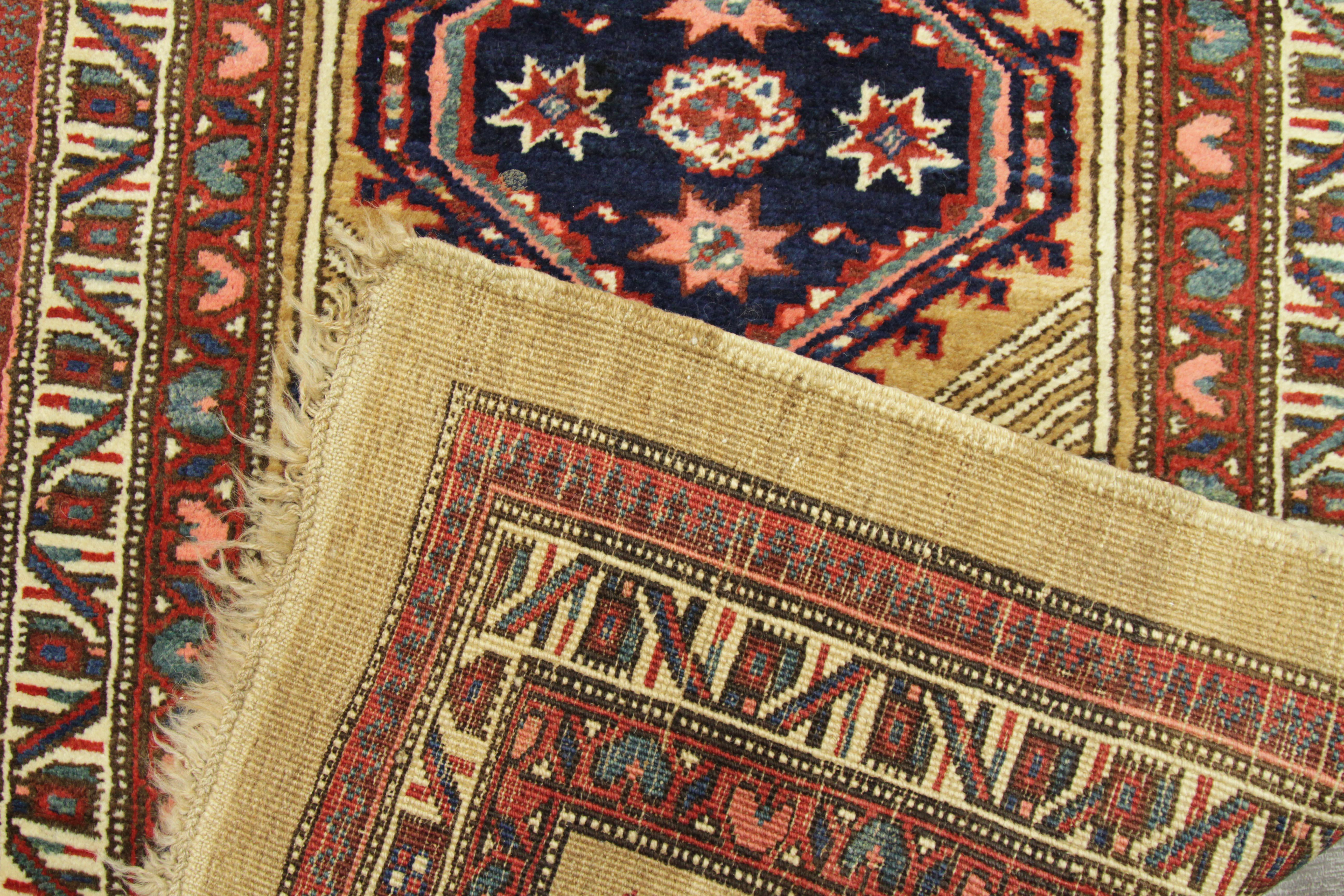Tapis persan ancien à deux tiges de style Sarab avec motif d'emblème spécial, vers les années 1930 en vente 2