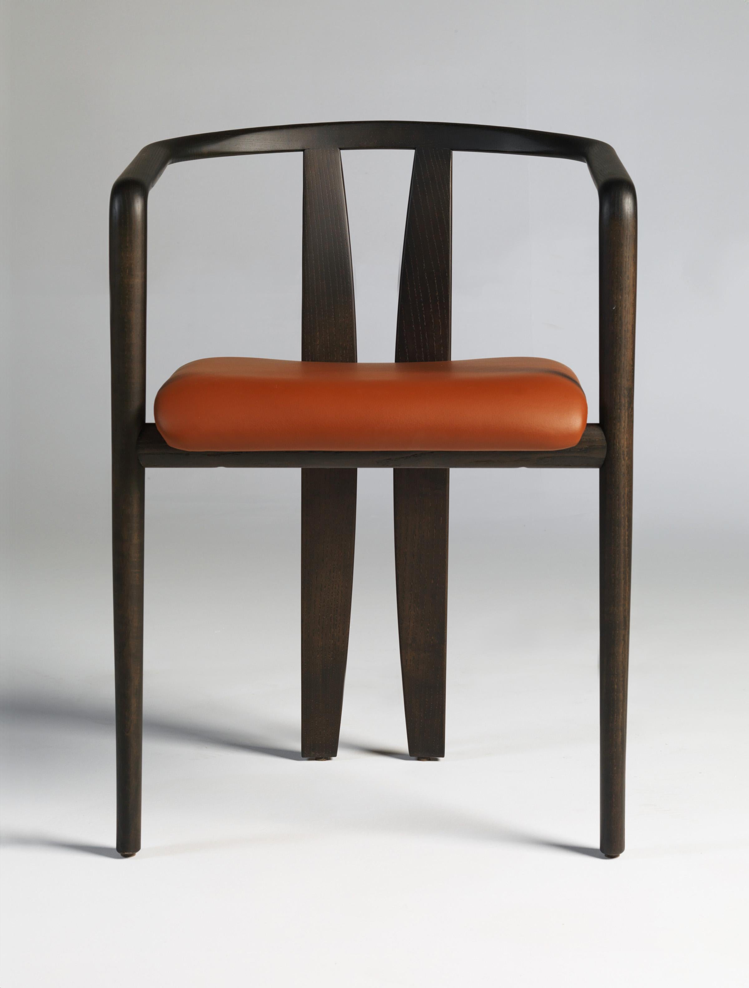 Doppelsessel aus schwarzem Eschenholz und Sitzpolsterung aus Elmosoft-Leder
Entworfen von Leo Aerts.
Abmessungen: T 53 x B 52 x H 73 cm.
MATERIALIEN: Eschenholz und Leder.

Sessel aus Holz mit matt lackiertem Sitz aus Elmosoft-Leder oder Holz.