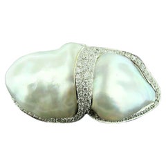 Bague à deux perles baroques avec diamants en or blanc 18 carats