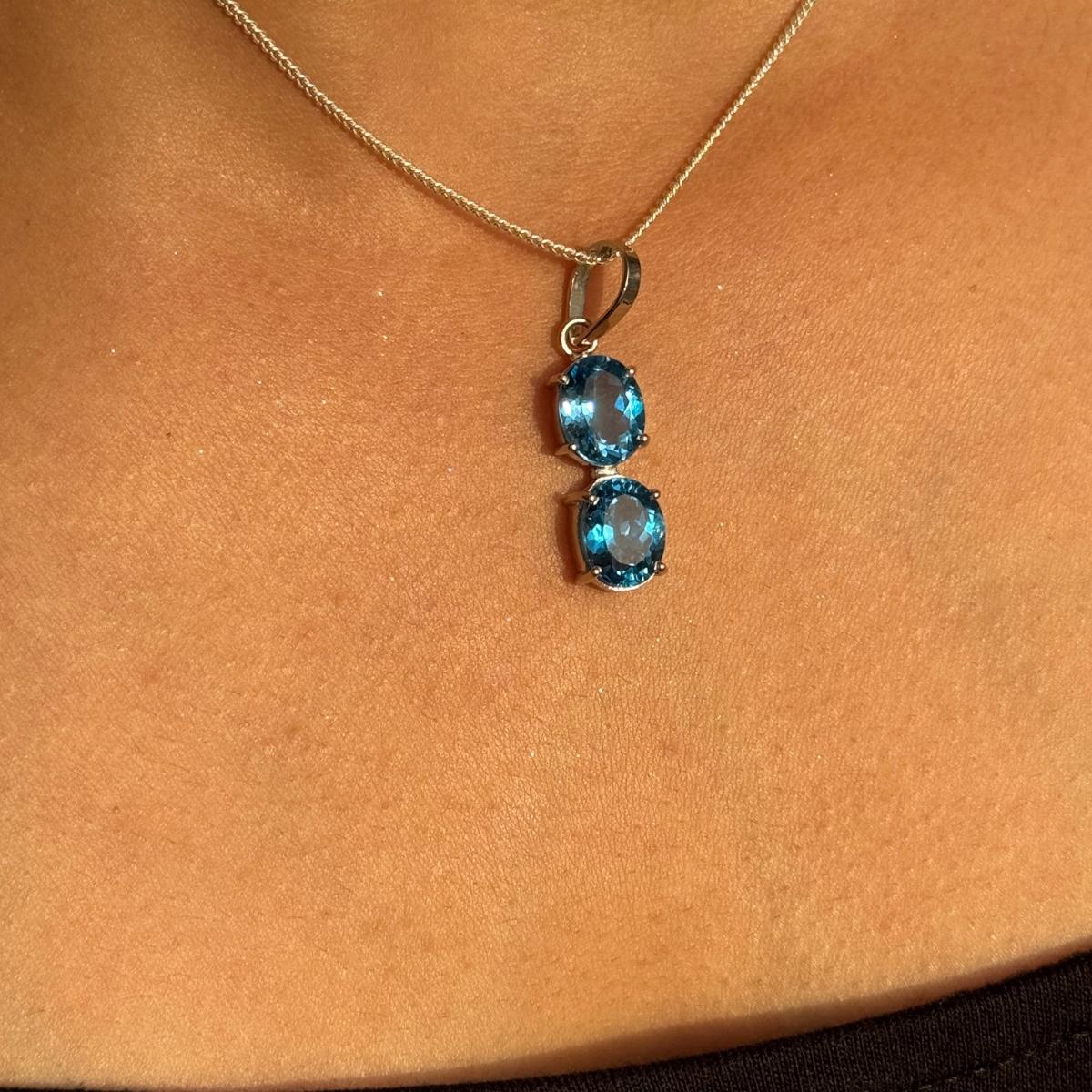 Vertikaler Anhänger mit blauem Topas in 925 Silber Elegantes Geschenk für sie (Ovalschliff) im Angebot