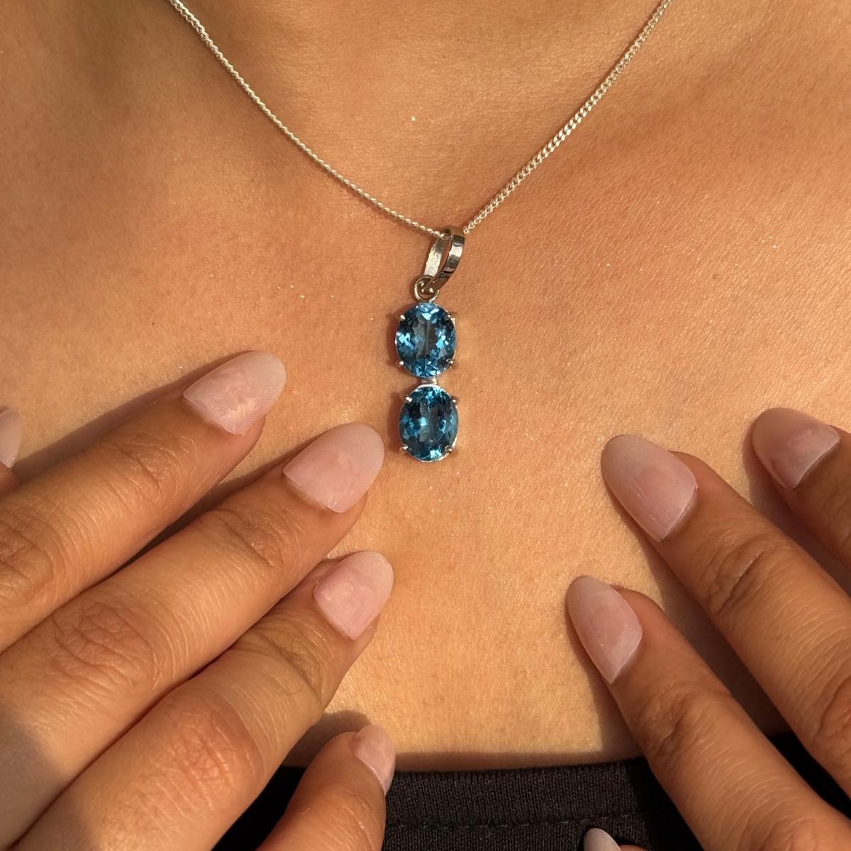 Vertikaler Anhänger mit blauem Topas in 925 Silber Elegantes Geschenk für sie Damen im Angebot