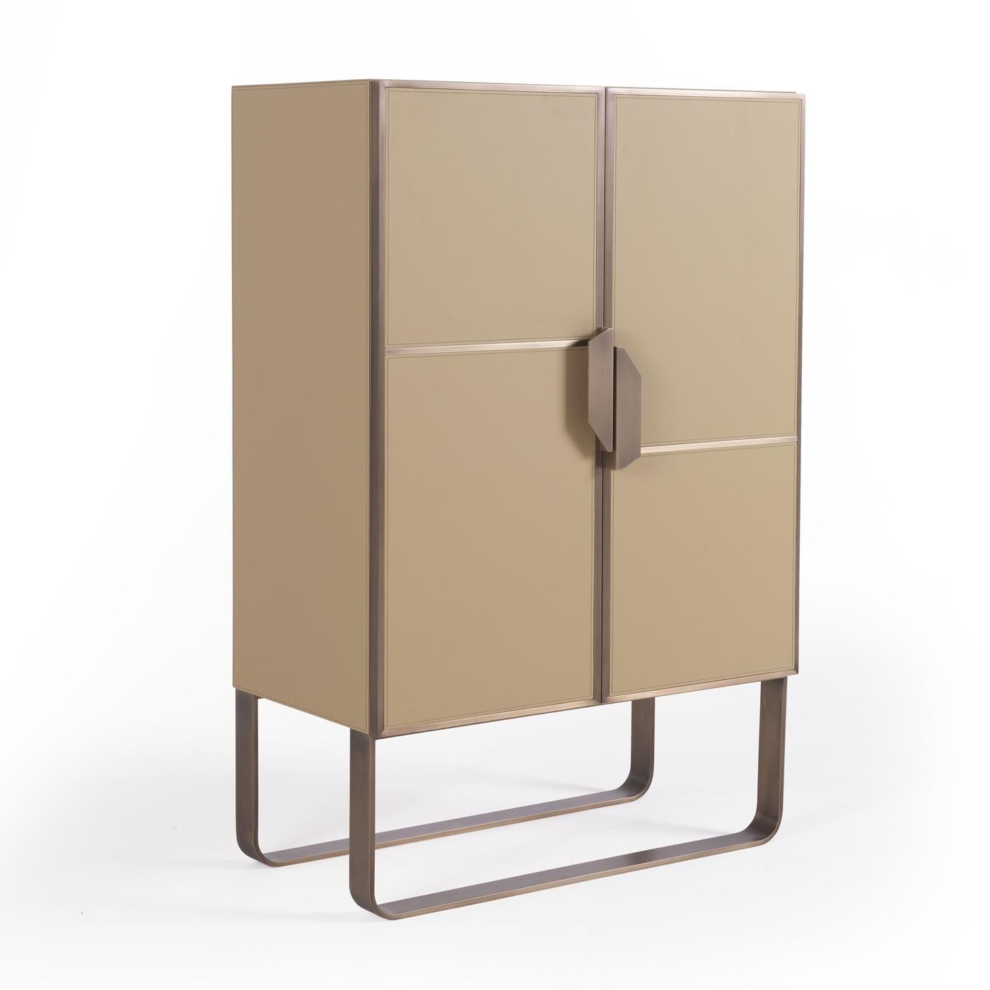 An accent of sophistication to any modern or Classic decor, this stunning cabinet bar features a simple design enhanced by refined materials. The door panels are entirely covered in soft beige leather with brushed metal details that recall the